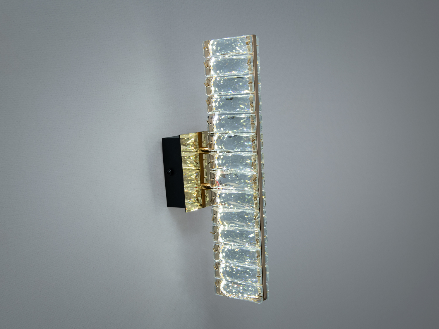Настінне LED бра 8 Вт з кришталевим плафоном у золотому кольорі створює м′яке акцентне освітлення для сучасних інтер′єрів.