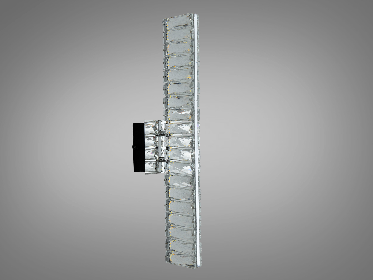 Настінний світильник із вузькою кришталевою панеллю, що забезпечує спрямоване освітлення, підходить для коридорів.