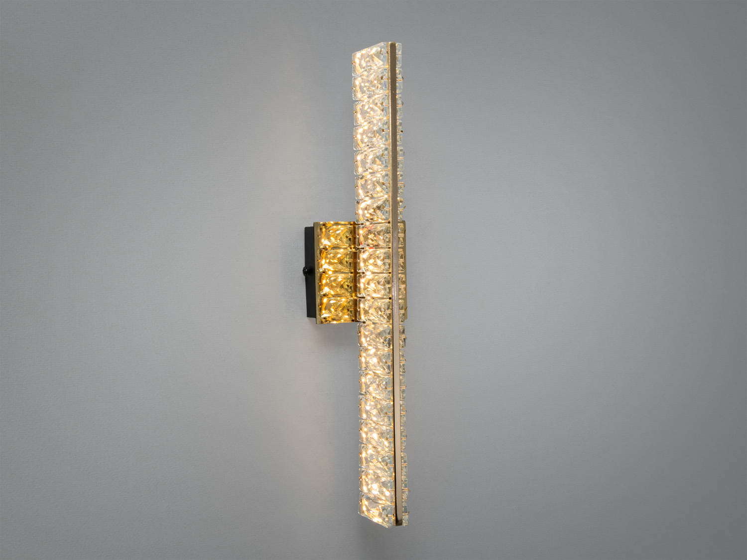 Вертикальний світильник з кришталевими елементами, що створюють м’яке освітлення. Ідеальний для ванної кімнати.