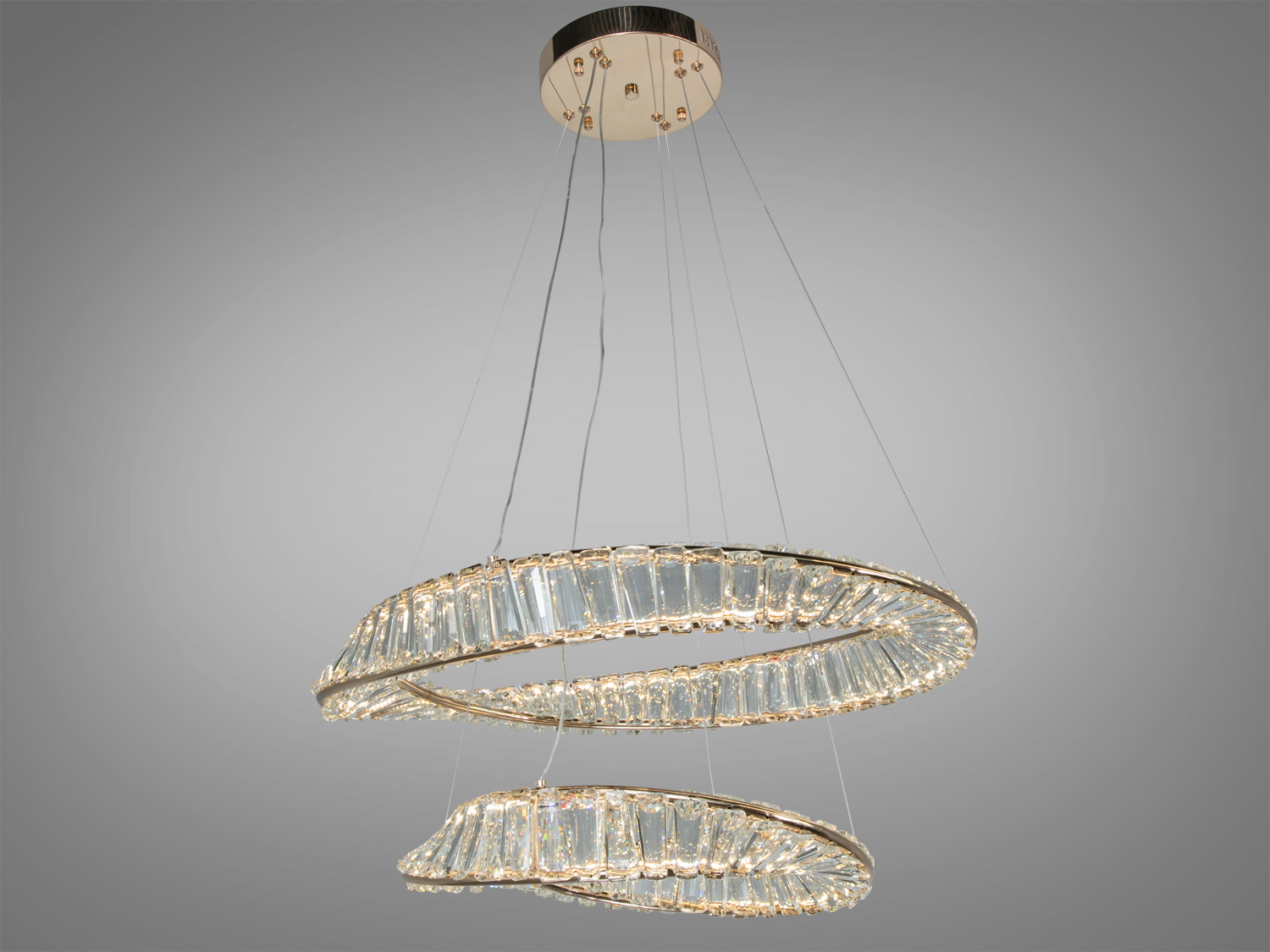 Підвісна люстра з двома овальними кільцями, прикрашена кришталевими елементами, оснащена пультом дистанційного керування для зручності.