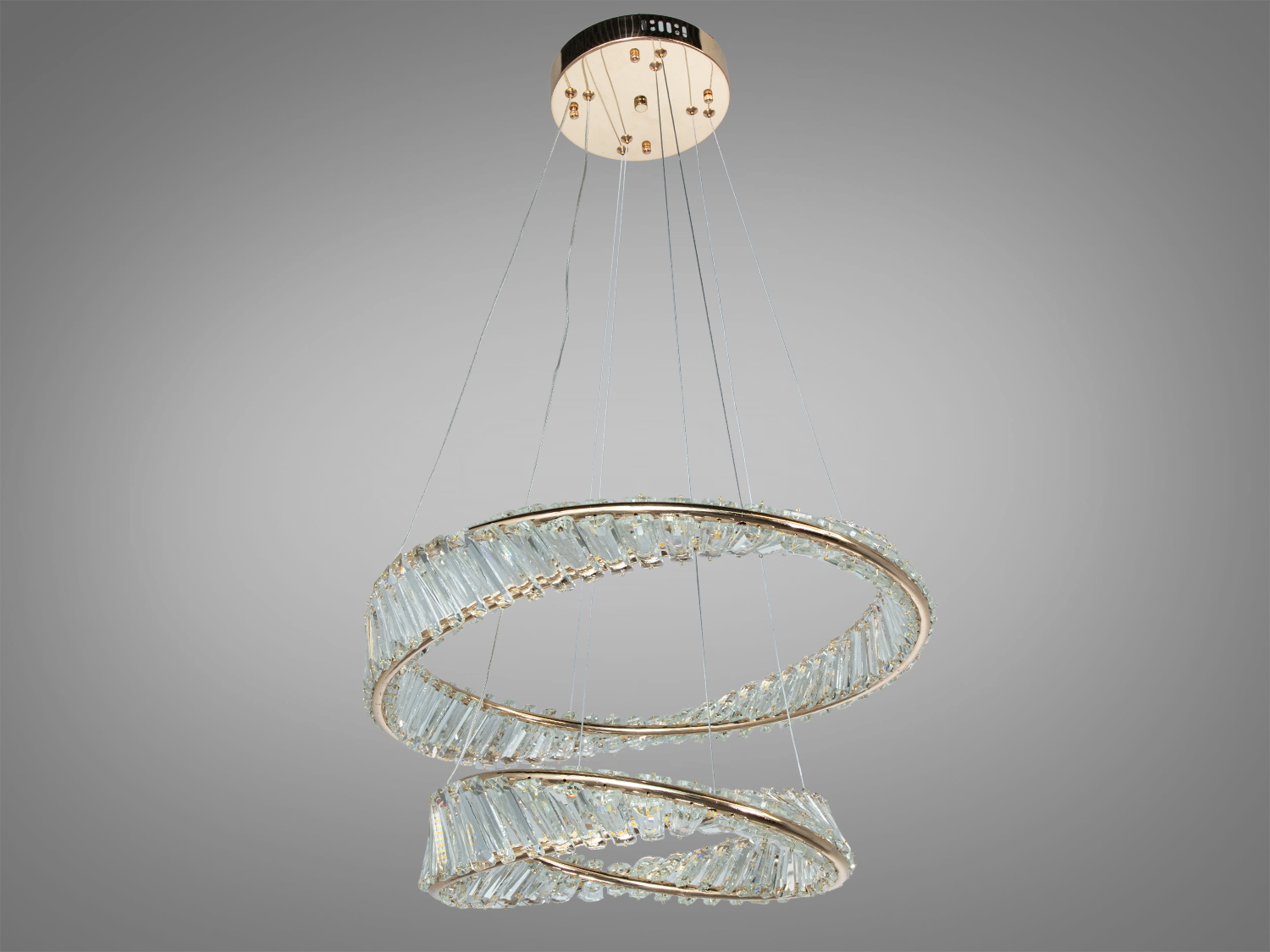 Сучасна люстра з двома кільцями, що обертаються, з кришталевими вставками, підходить для просторих приміщень.