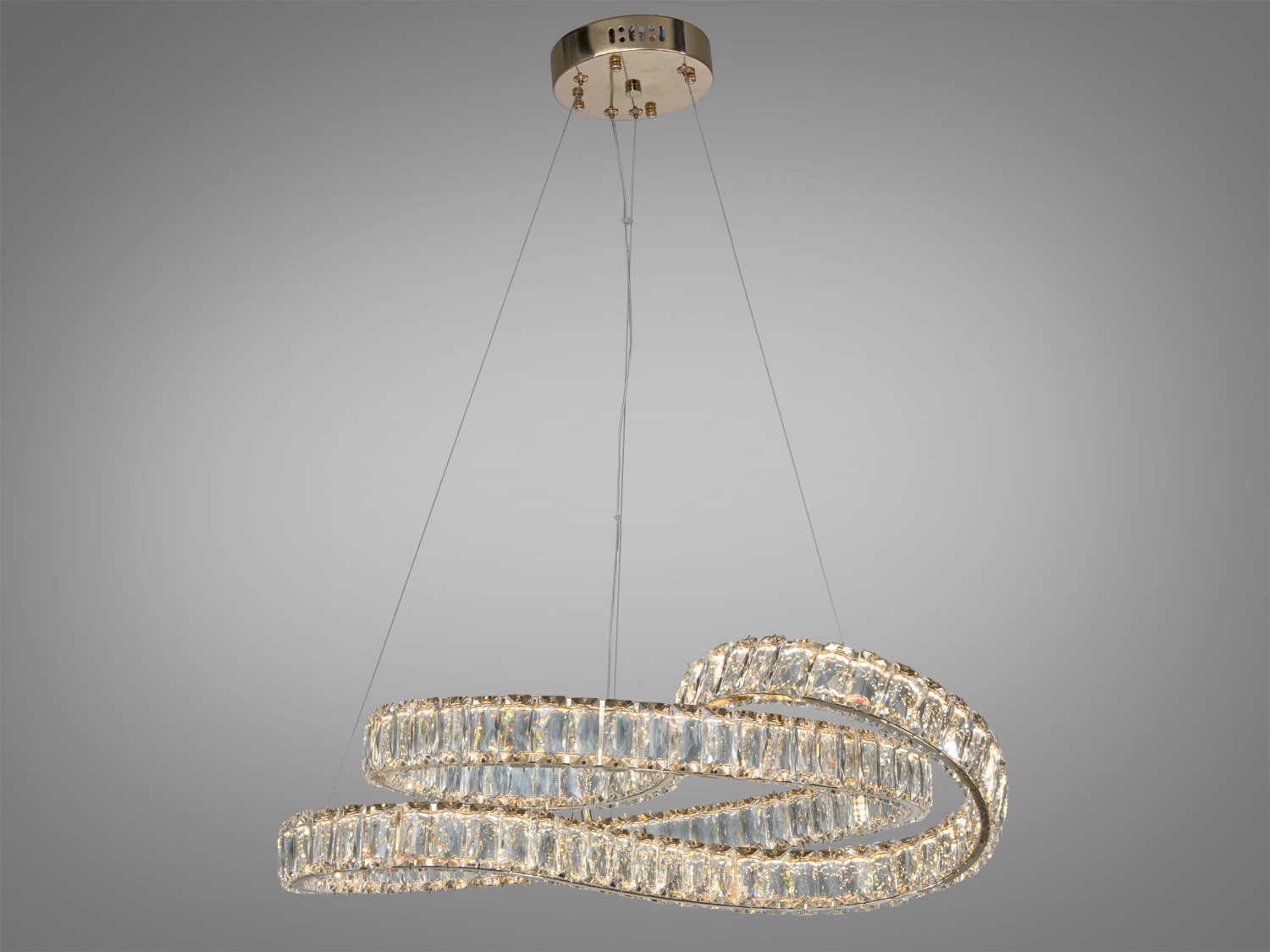 Підвісний світильник з кристалами, що формують спіральну форму, підходить для сучасного інтер’єру. Металевий корпус забезпечує надійний монтаж.