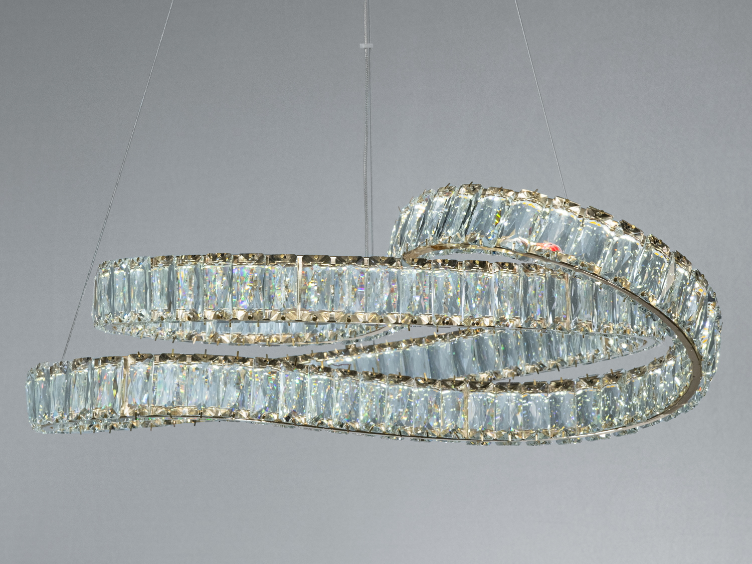 Світильник з прозорими кристалами, які відбивають світло, створюючи ефект блиску. Ідеально для вітальні або їдальні.