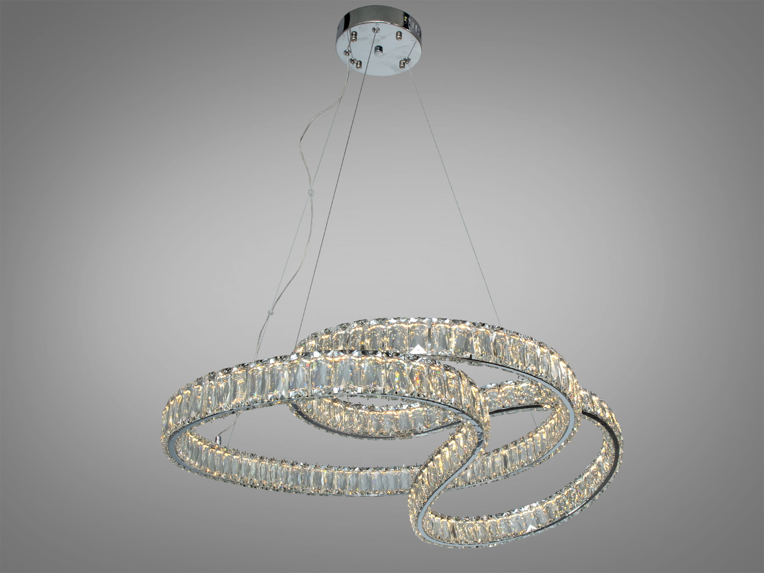 Підвісна люстра з кришталевими кільцями, підходить для сучасного інтер′єру. Встановлюється на стелі, забезпечує рівномірне освітлення.