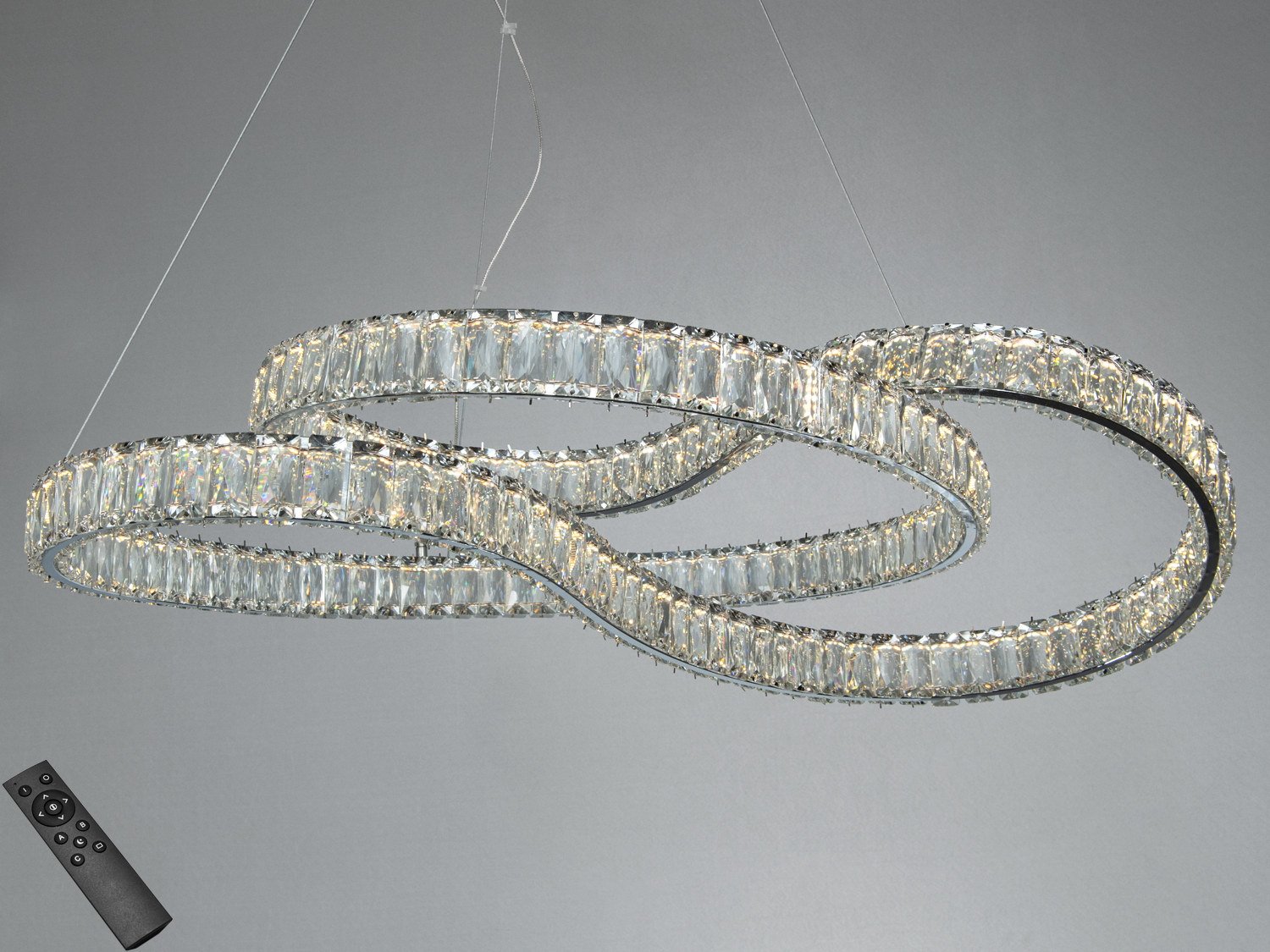 Люстра з трьома переплетеними кришталевими кільцями, оснащена пультом дистанційного керування для зручного регулювання освітлення.