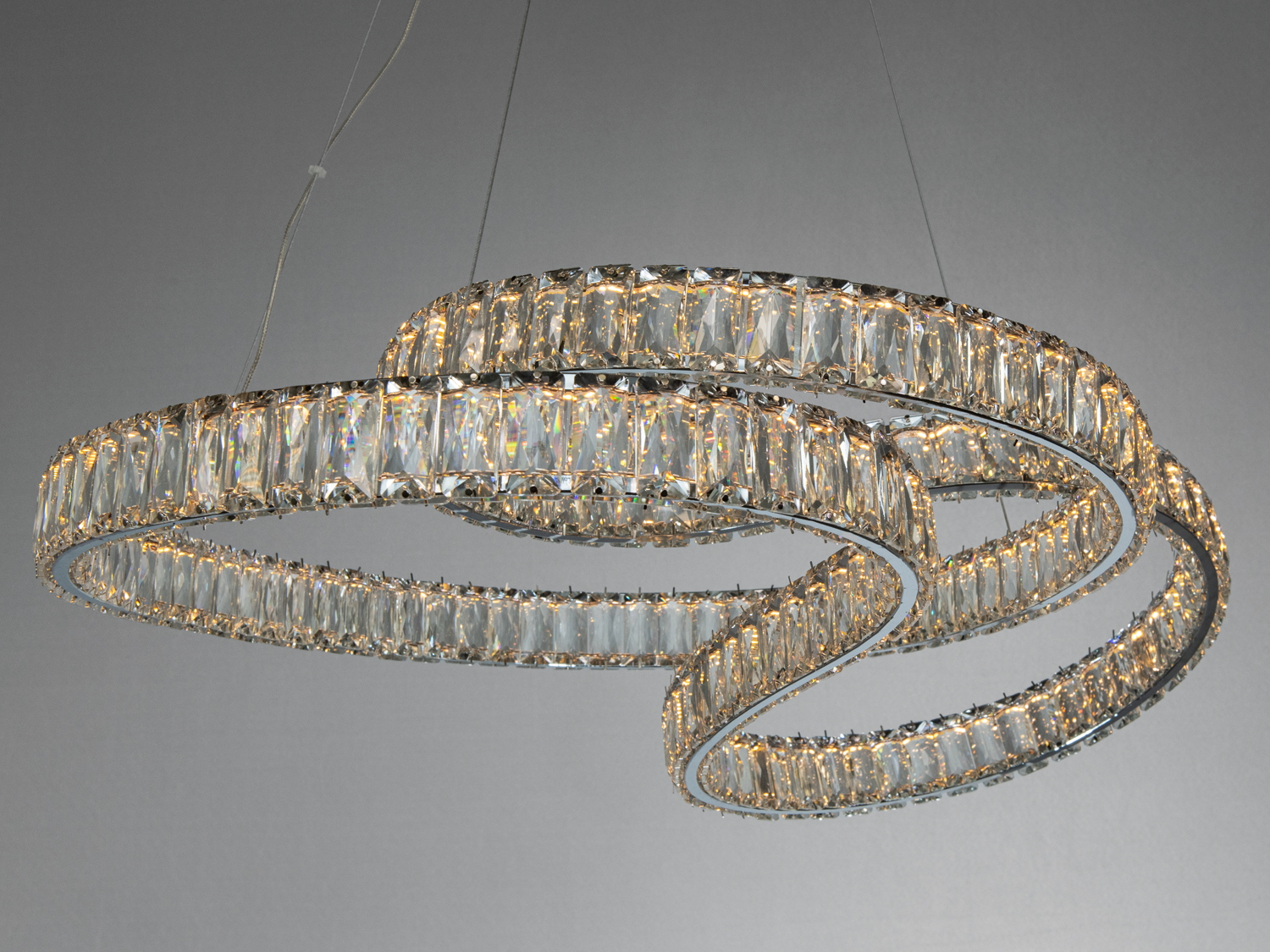 Кришталевий світильник з трьома кільцями, підвісний монтаж. Призначений для великих приміщень, створює ефектний світловий акцент.