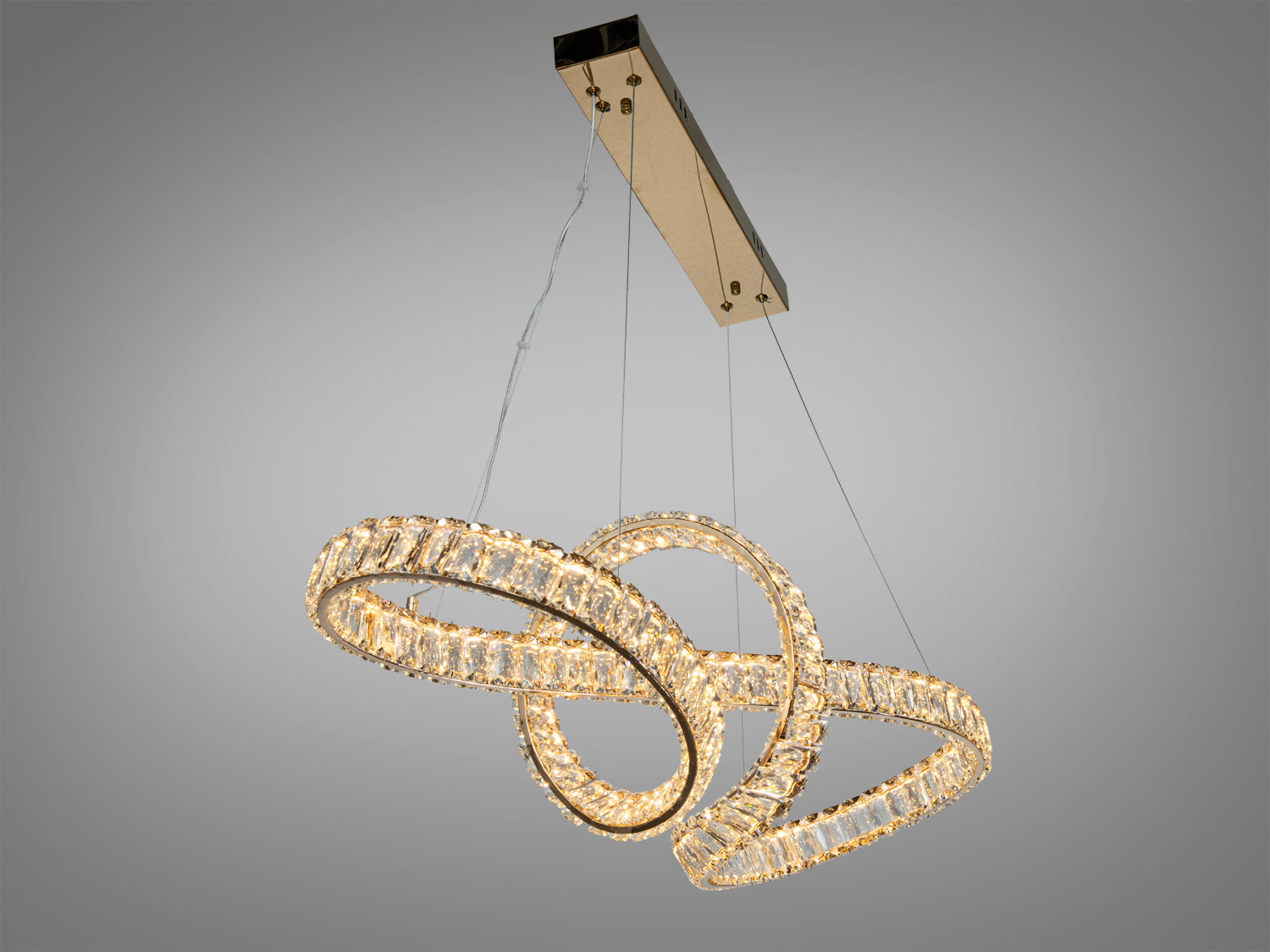 Підвісний світильник з трьома кільцями, інкрустованими кристалами. Ідеально підходить для сучасного інтер’єру вітальні.