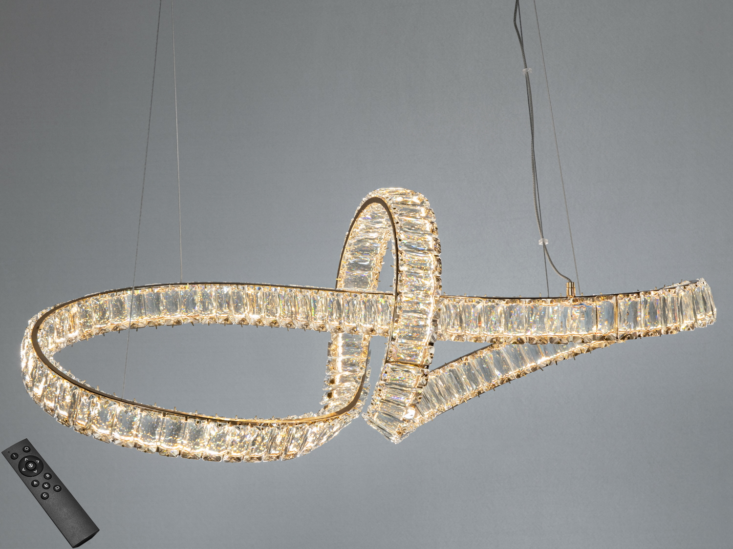 Світильник з кристалами та пультом дистанційного керування. Підходить для регулювання освітлення в просторих приміщеннях.