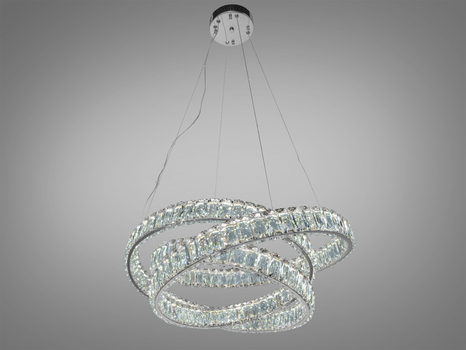 Підвісна люстра з кришталевими кільцями, що перетинаються, підходить для сучасного інтер’єру. Встановлюється на стелі.
