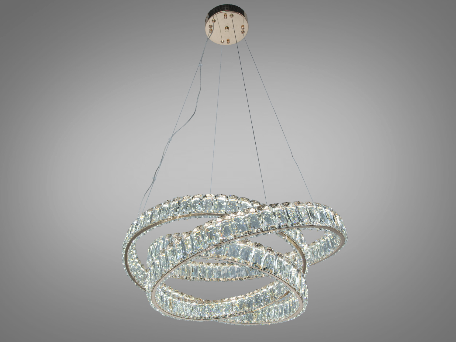 Підвісний світильник з двома кільцями, прикрашеними кристалами, підходить для сучасних інтер’єрів.