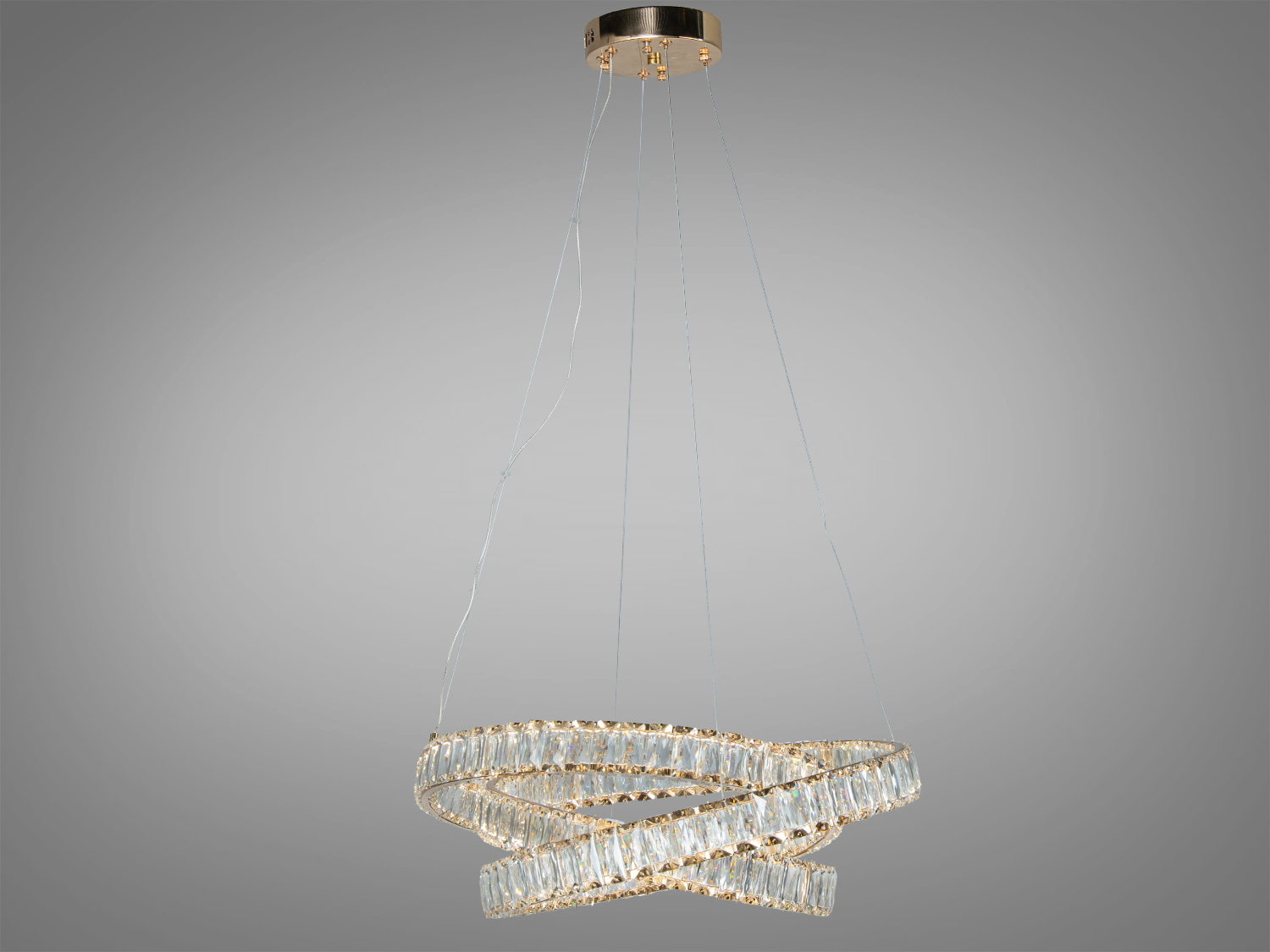 Світильник з двома кристалічними кільцями, підвішений на тонких дротах, створює елегантний акцент у вітальні.