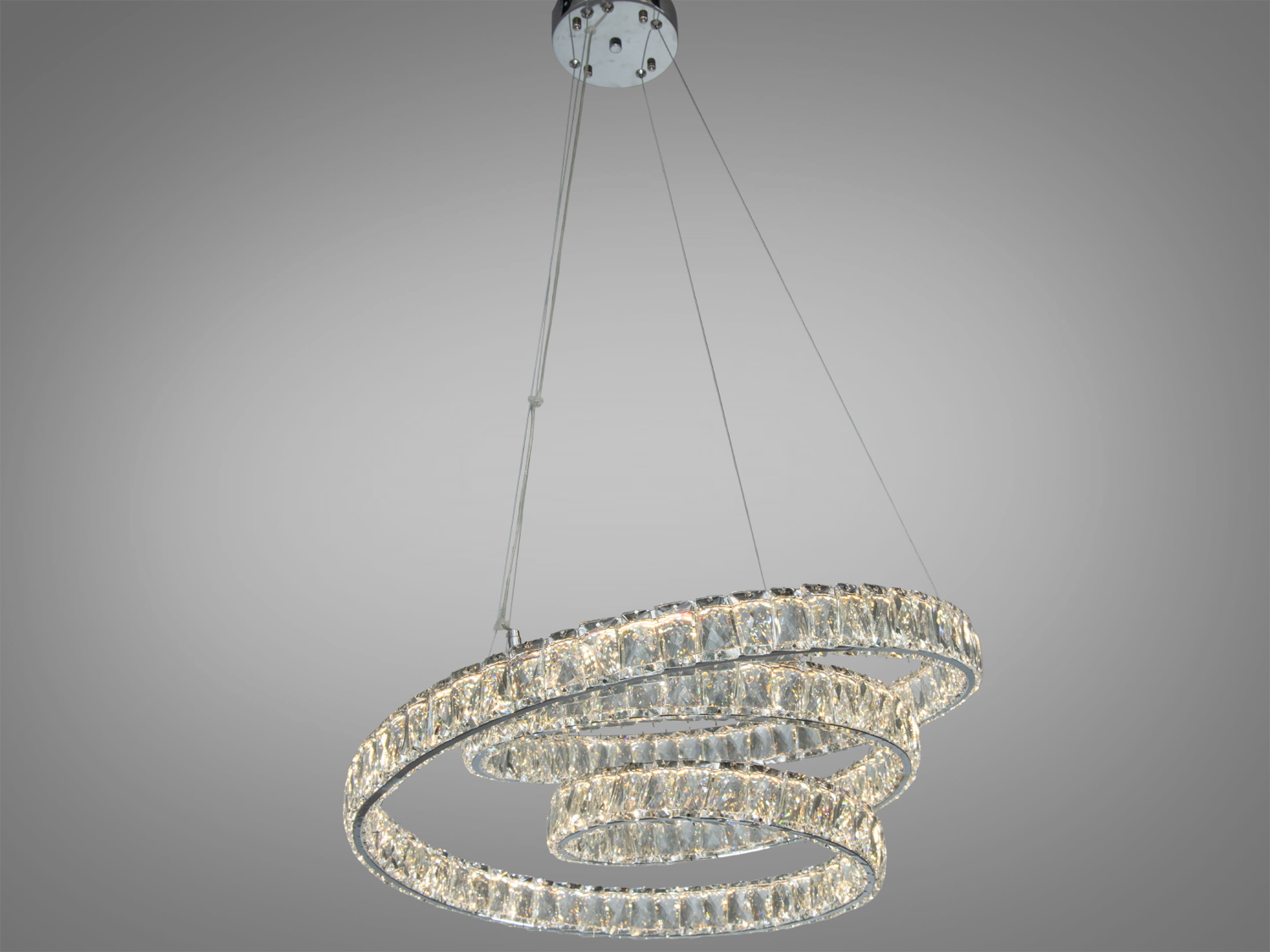 Підвісний світильник з двома кільцями, прикрашеними кристалами. Металевий корпус, підходить для сучасного інтер’єру.