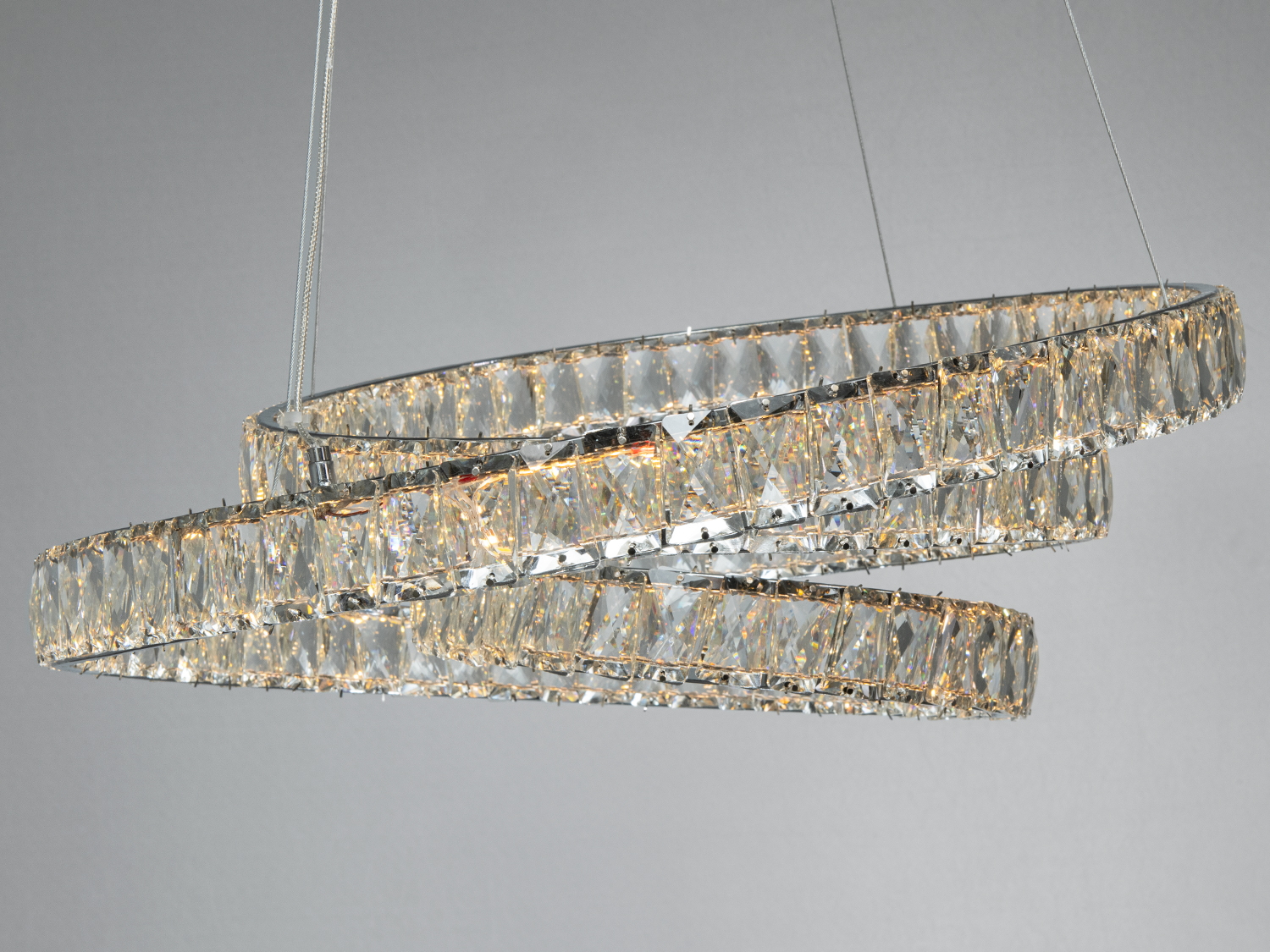 Кришталевий світильник з теплим світлом. Підвісна конструкція з двома кільцями, підходить для спальні.