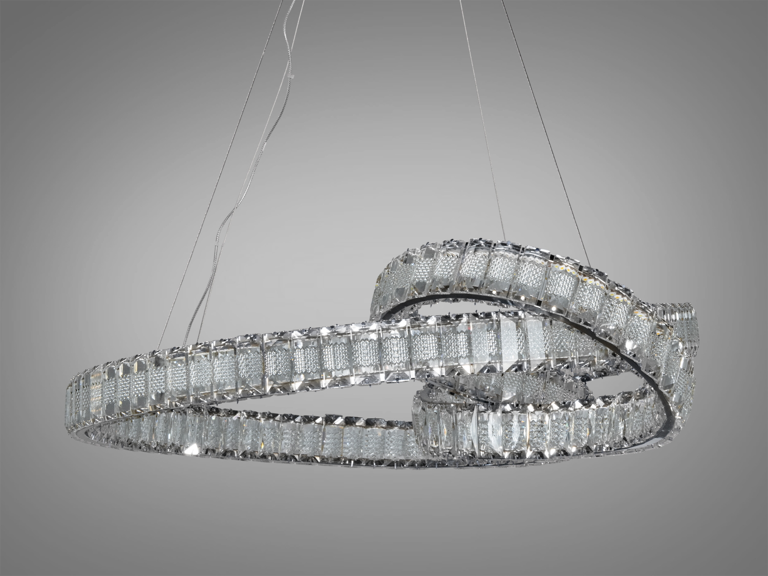 Люстра з кристалами, що створює ефект нескінченності, підвішена на тонких дротах, ідеальна для високих стель.