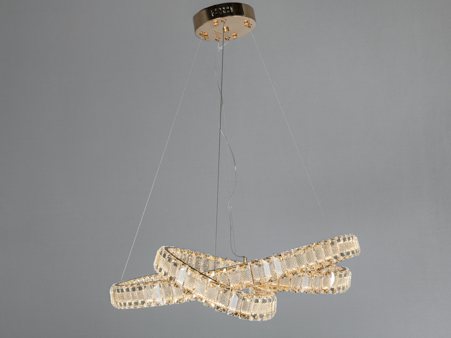 Світлодіодна підвісна люстра Мебіус 92 Вт в золотому кольорі з дистанційним керуванням яскравістю. Ідеальна для кімнат до 16 м².