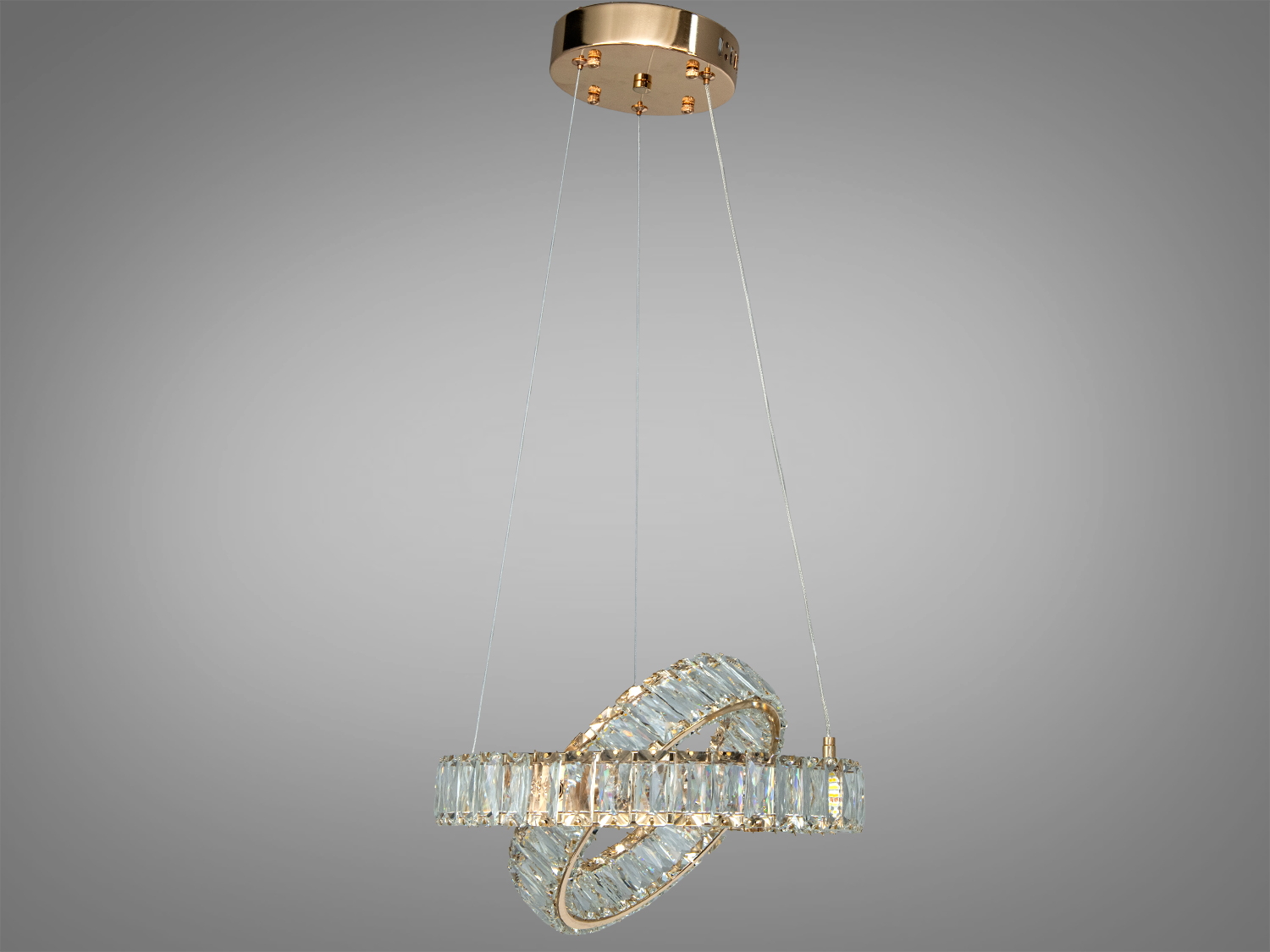 Люстра з переплетеними кільцями, підвішена на тонких тросах. Підходить для просторих приміщень з мінімалістичним дизайном.