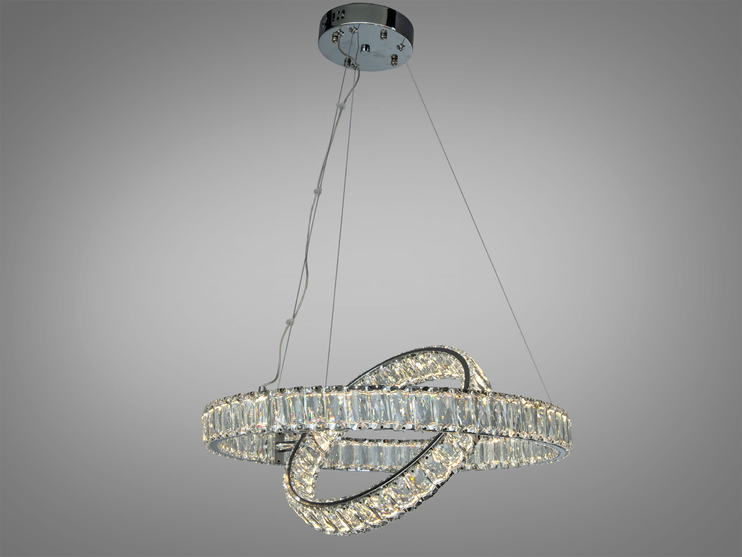 Підвісний світильник з двома перехресними кільцями, прикрашеними кристалами. Хромована основа, підходить для сучасного інтер’єру.