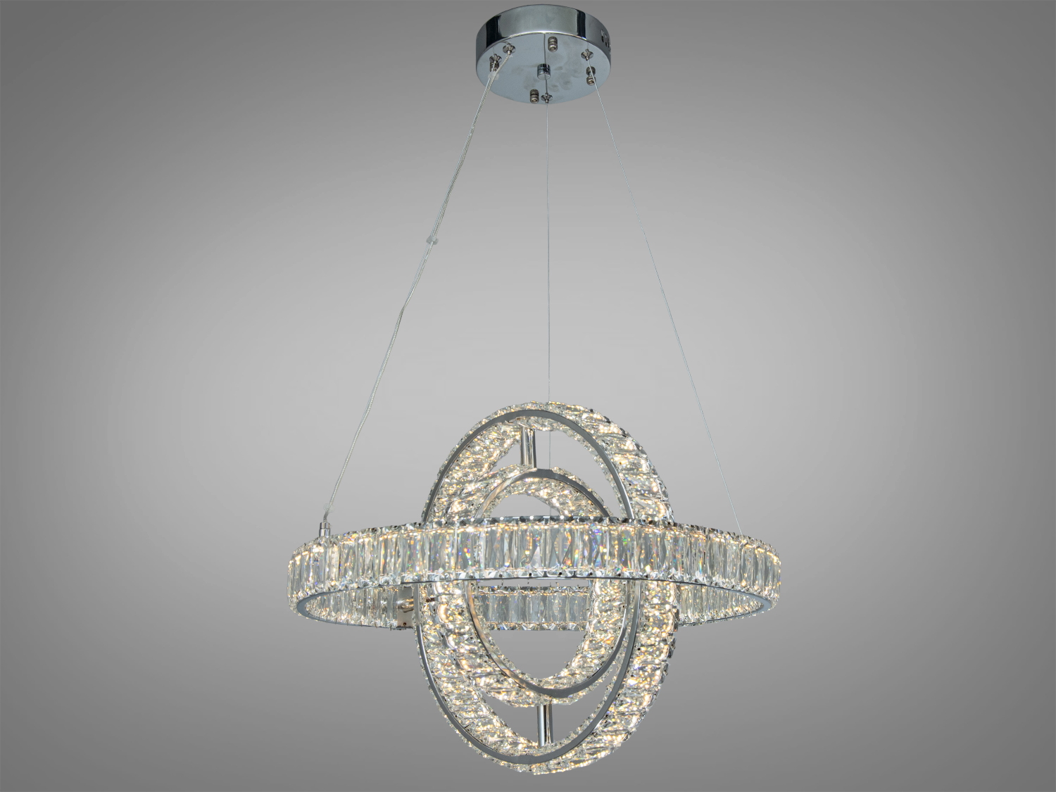 Підвісна люстра з металу з кришталевими елементами, що створює ефектне освітлення. Ідеальна для сучасного інтер′єру.