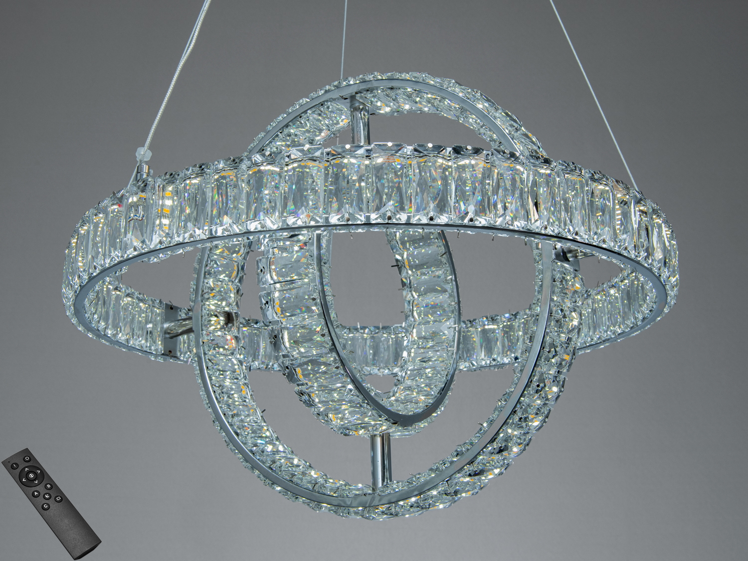 Підвісна люстра з дистанційним керуванням. Кришталеві кільця забезпечують яскраве освітлення, підходить для сучасних інтер’єрів.