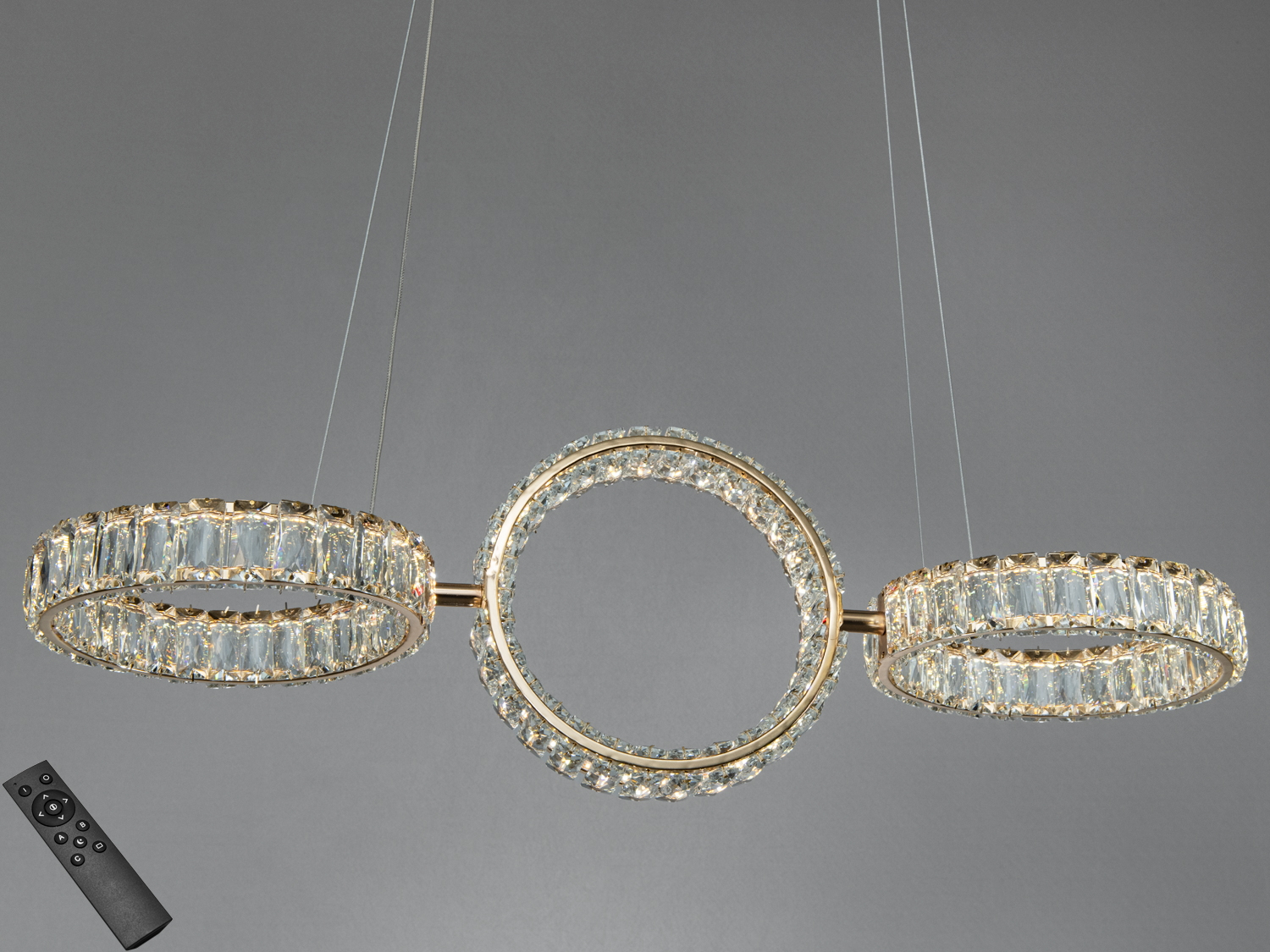 Люстра з трьома кришталевими кільцями та пультом дистанційного керування. Підвісний монтаж, ідеальна для вітальні.