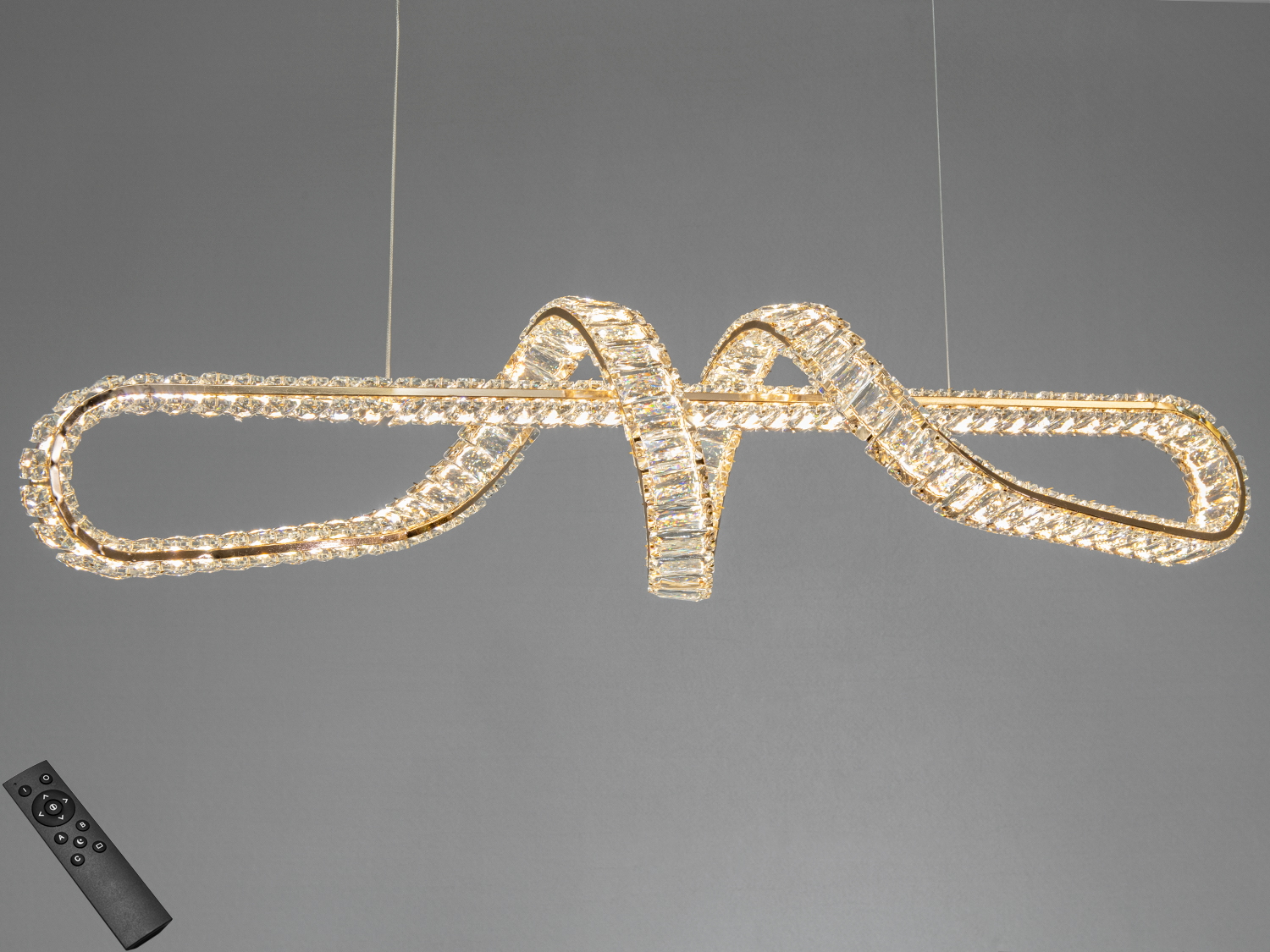 Кристалічна люстра з пультом дистанційного керування, підвісний монтаж. Підходить для вітальні, має елегантний дизайн.