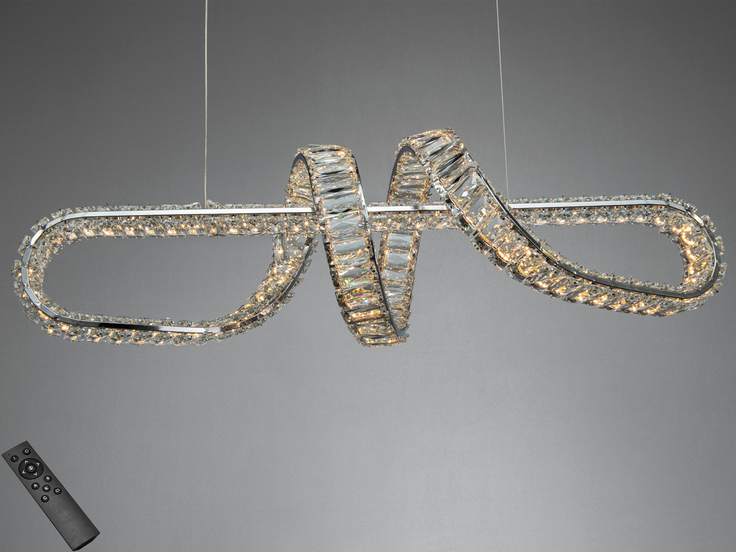 Кришталевий світильник з дистанційним управлінням, виконаний у вигляді вигнутої петлі, забезпечує м’яке освітлення.