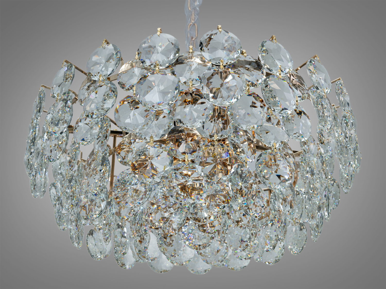 Люстра з кришталевими підвісками, що створюють сяйво. Підходить для класичного інтер′єру. Центральна частина має круглу основу.