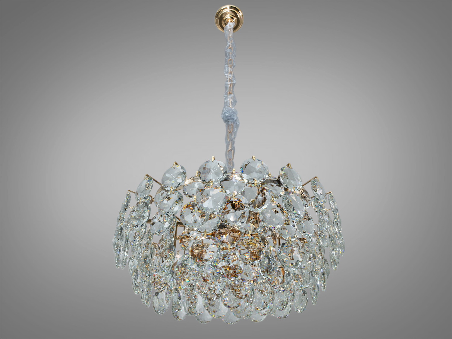 Детальний вигляд кришталевих елементів люстри, що відбивають світло. Підходить для просторих приміщень. Металеві кріплення додають міцності.