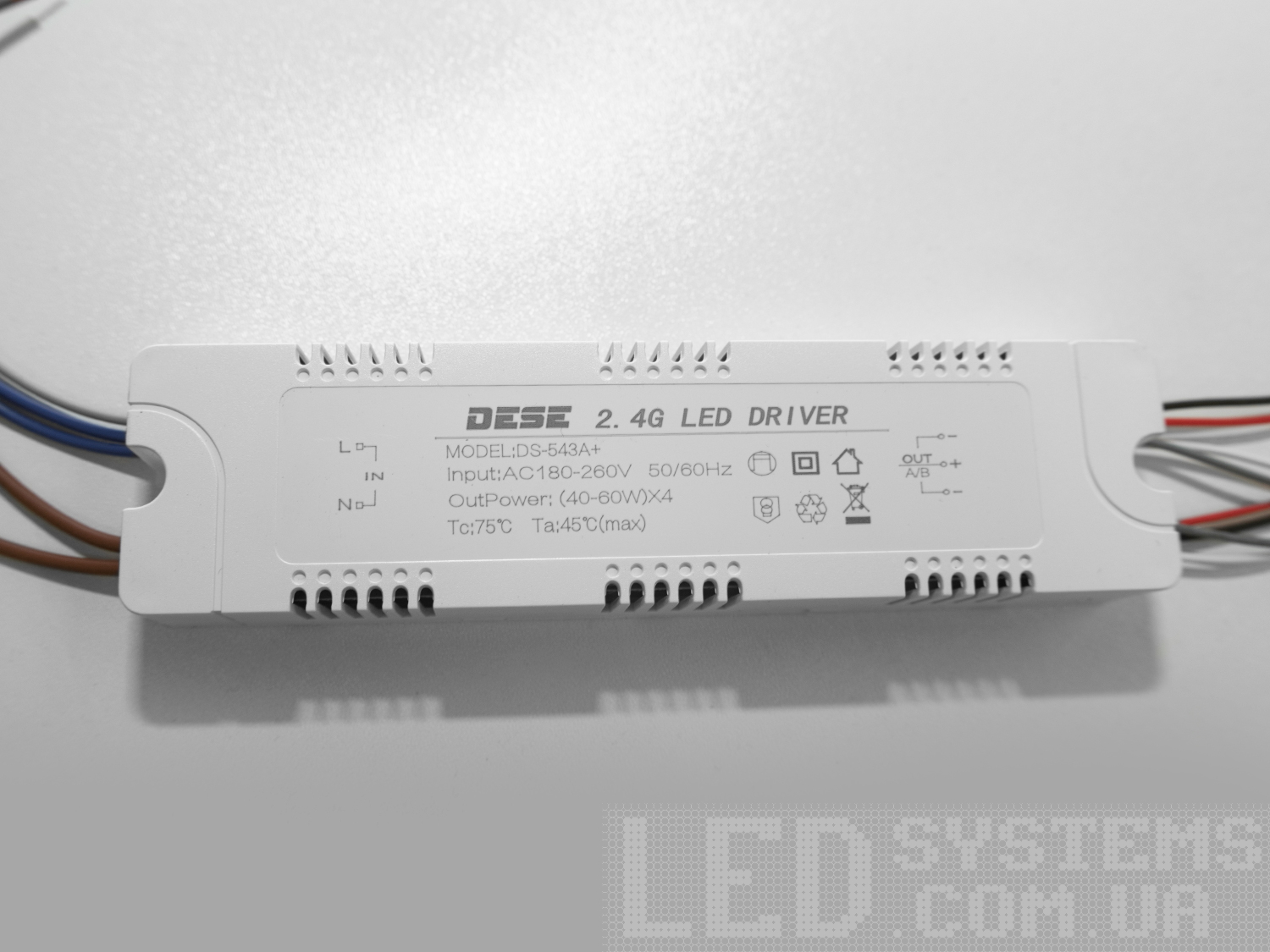 Універсальний комплект для переобладнання світлодіодних люстр.
Блок приймача пульта встановлюється на місце рідного блоку живлення світлодіодної люстри.
Цей комплект може бути використаний на люстрах з робочим струмом світлодіодних модулів від 210 до 300 мА.
Димер має 4 вихідні канали для підключення до стандартної світлодіодної люстри, схема підключення 