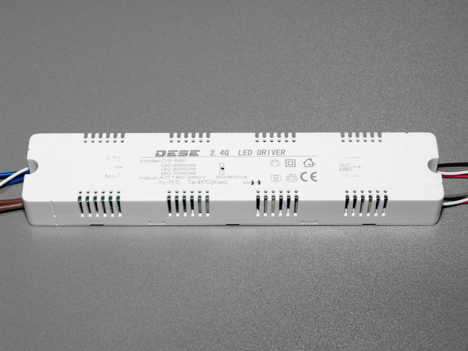 Універсальний комплект для переобладнання світлодіодних люстр.

Блок приймача пульта встановлюється місце рідного блоку живлення світлодіодної люстри. Цей комплект може бути використаний на люстрах з робочим струмом світлодіодних модулів від 210 до 300 мА. Діммер має 6 вихідних каналів для підключення до стандартної світлодіодної люстри, схема підключення 