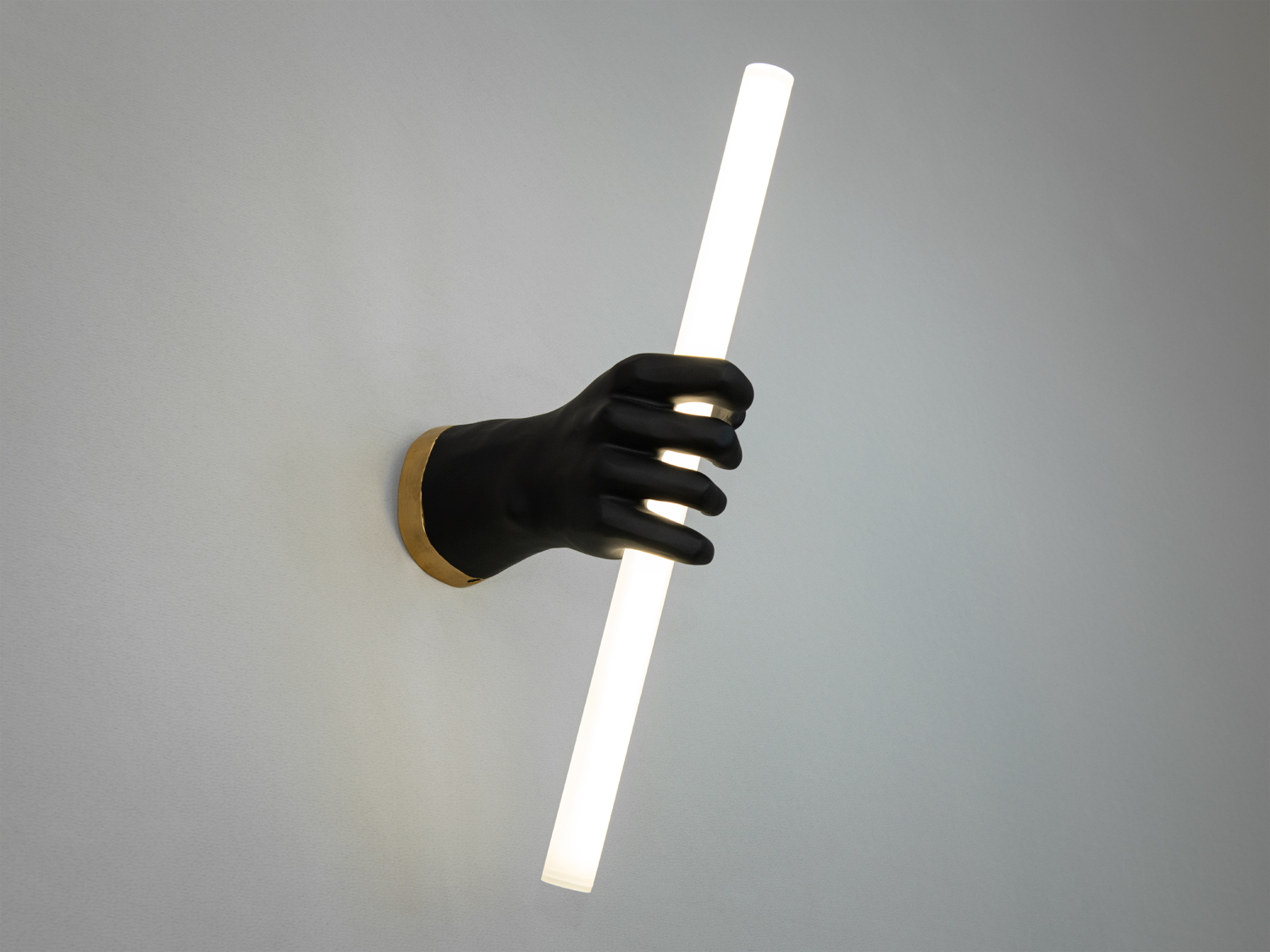 Світлодіодне бра, представлене на фото, вражає своєю мінімалістичною елегантністю.