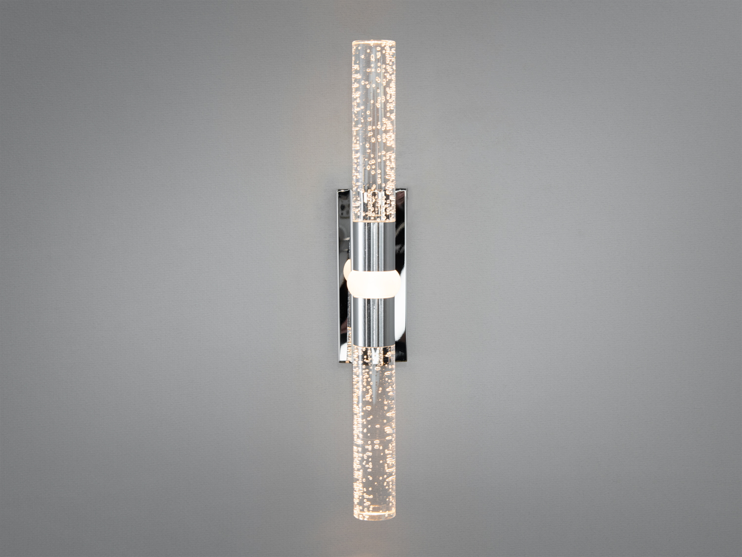 Настінне бра хромованого кольору світить теплим кольором світіння.