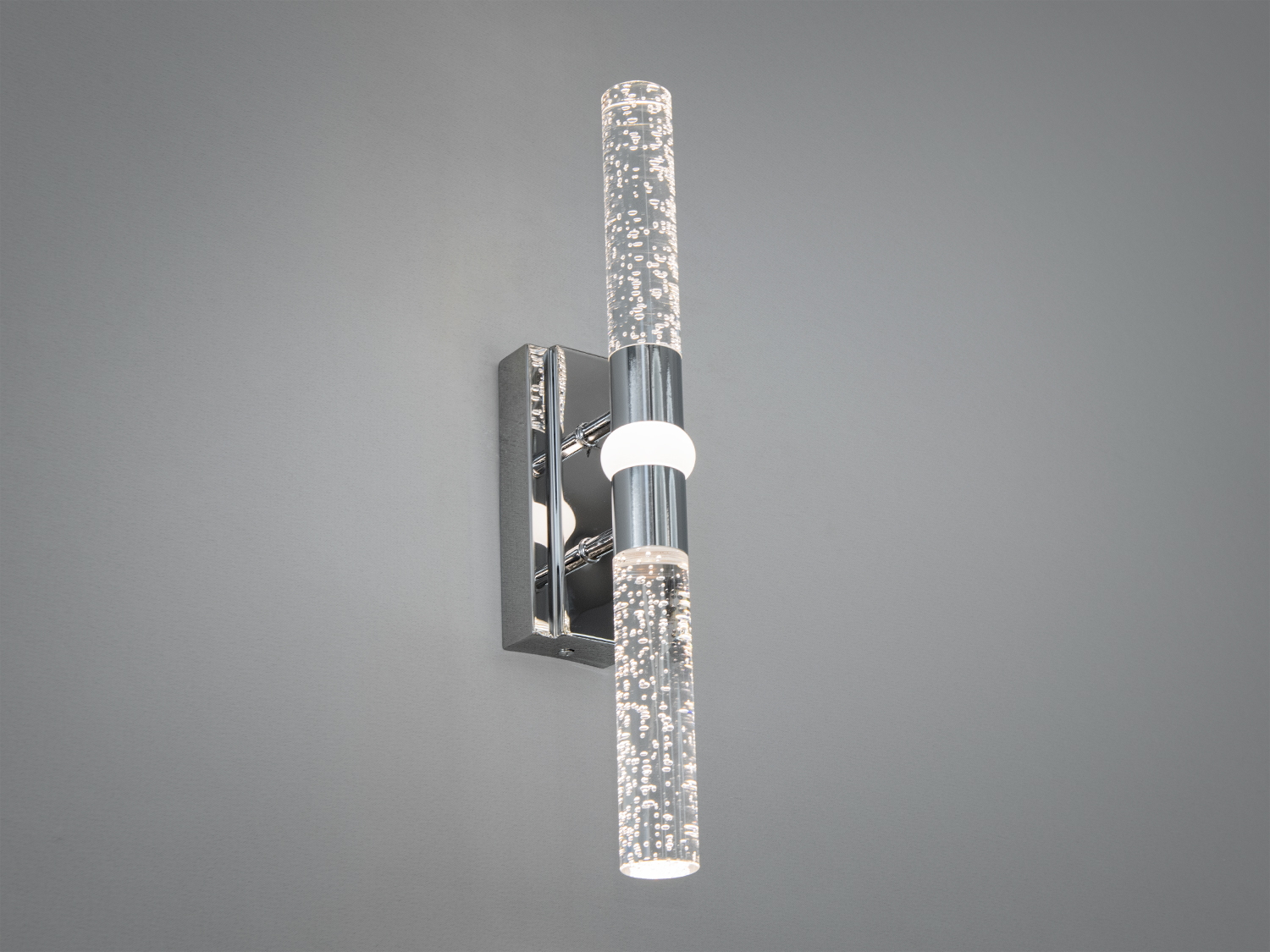 Привабливе світлодіодне бра з металевою основою та з скляним плафоном ідеально розсіює нейтральне світло.