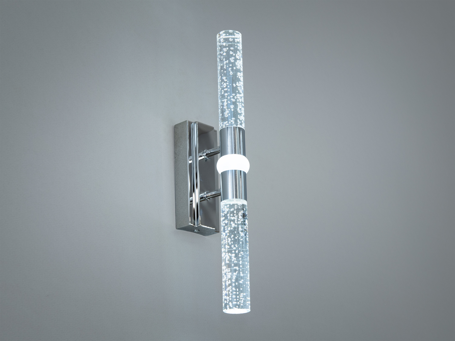 Бра в спальню світить холодним кольором світіння що добре підходить для читання.