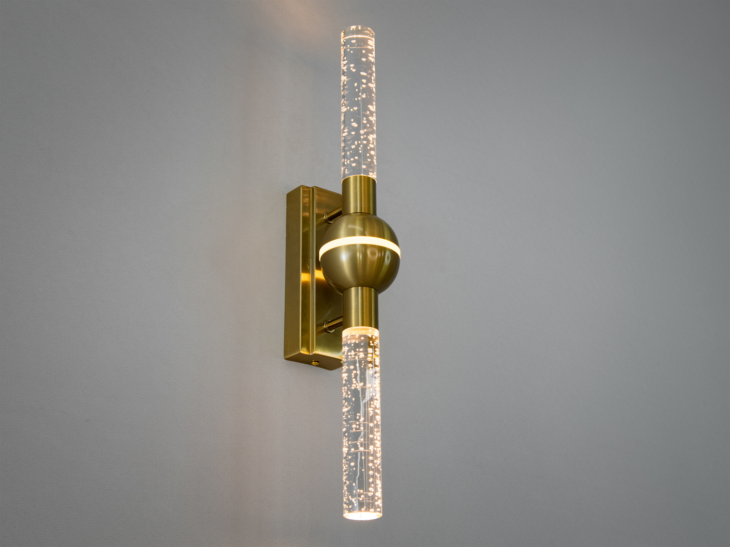 Бра світить яскравим нейтральним кольором світіння.