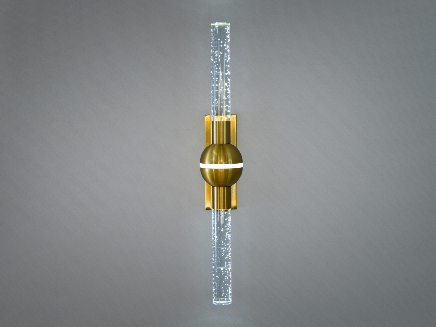 світлодіодне бра в коридор світить холодним кольором світіння, наче денне світло.