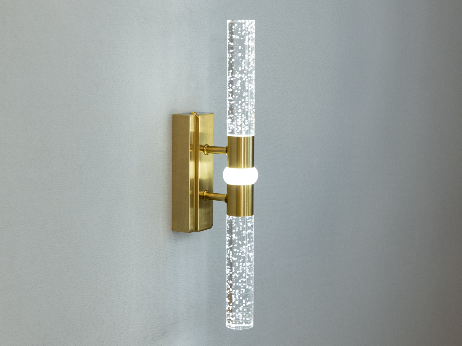 Плафон світильника виготовлений з високоякісного міцного матеріалу, який стійкий і довговічний, роблячи його безпечним і практичним вибором для приміщення.