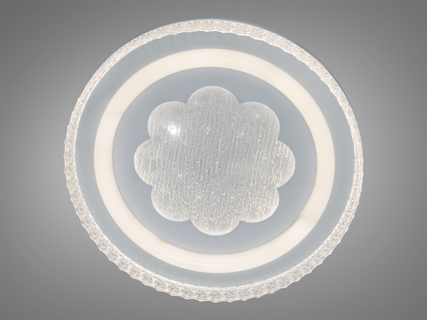 Кругла стельова лампа з візерунком у формі хмари, з прозорим обідком. Використовується для загального освітлення в сучасних інтер’єрах.