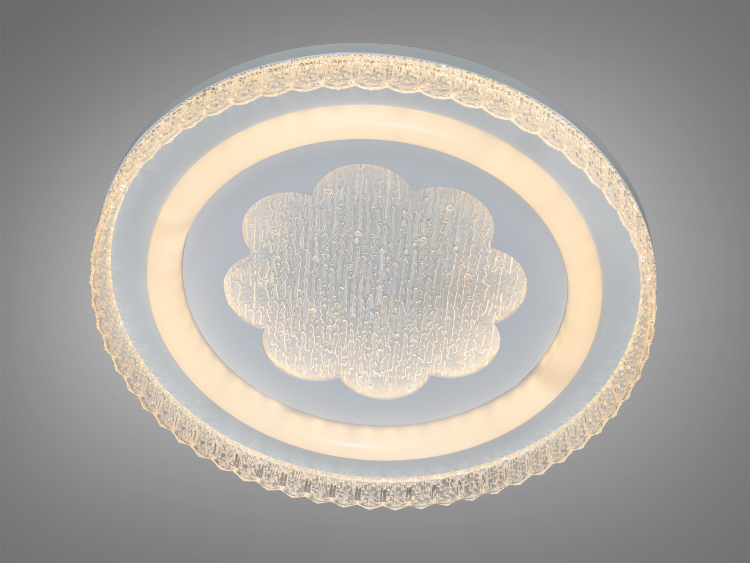 Лампа з теплим світлодіодним освітленням та декоративним хмарним візерунком, підходить для затишних житлових кімнат.