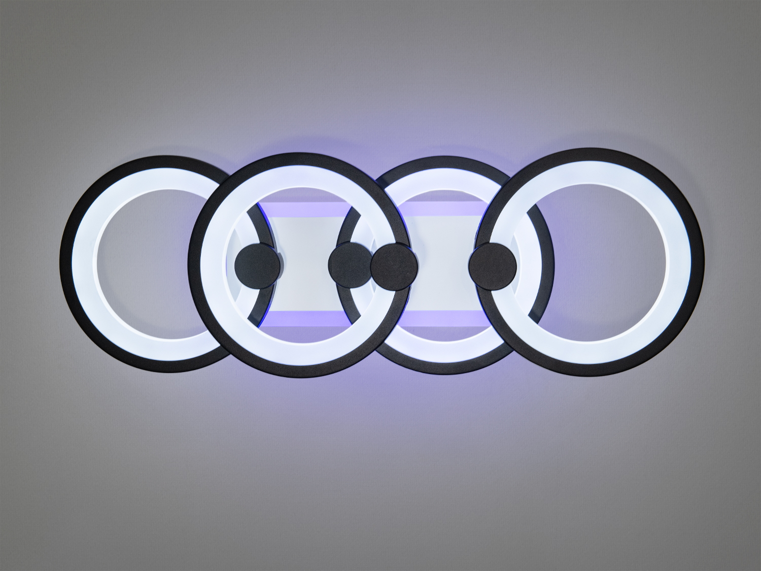 Стельовий світильник з чотирма кільцями, що випромінюють тепле світло. Пульт дистанційного керування для зручності використання.