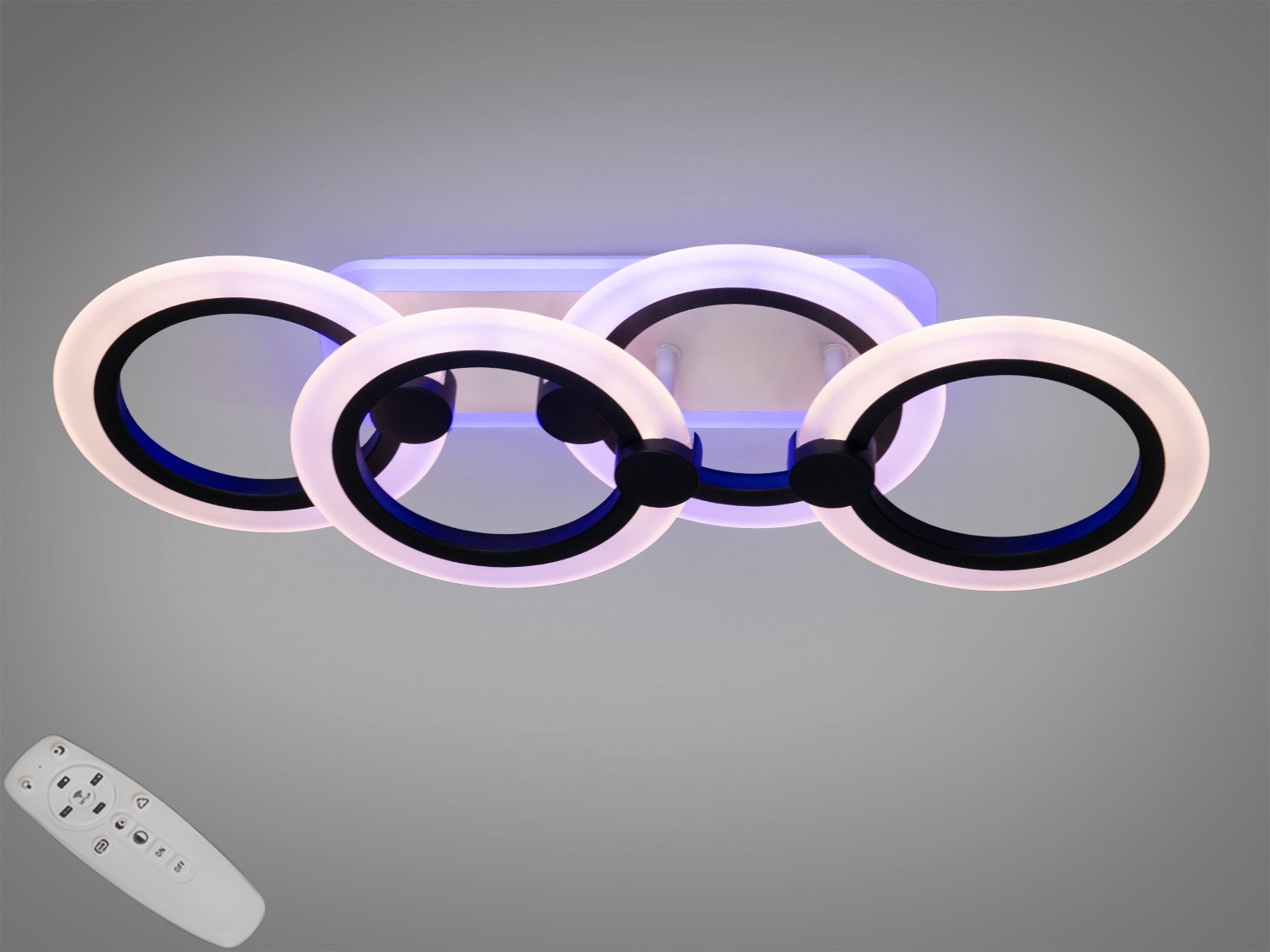 Стельовий світильник з чотирьма кільцями, що випромінюють біле та синє світло, з пультом дистанційного керування.
