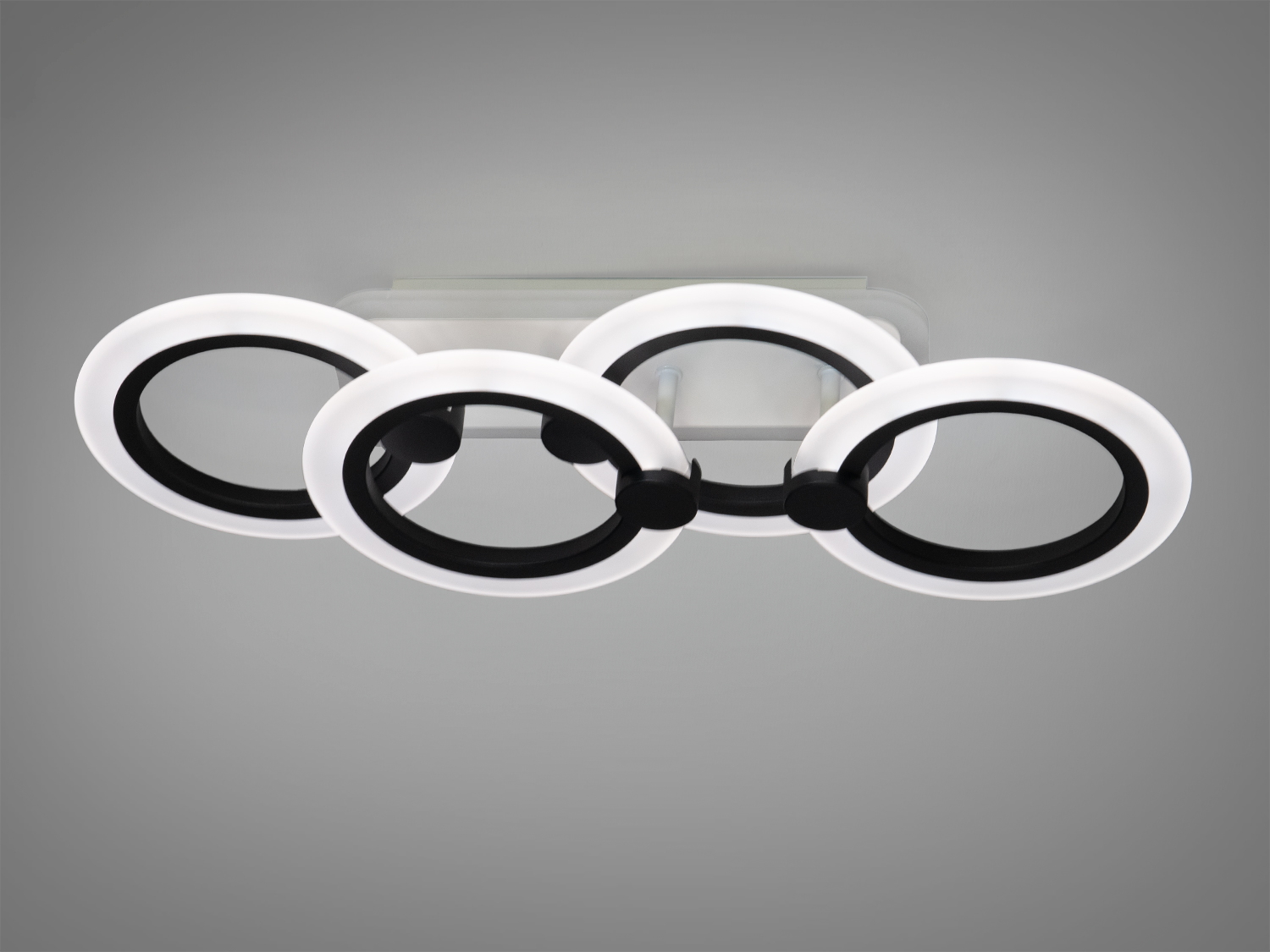 Лаконічний стельовий світильник з чотирьма кільцями, що випромінюють нейтральне біле світло. Ідеальний для офісу.