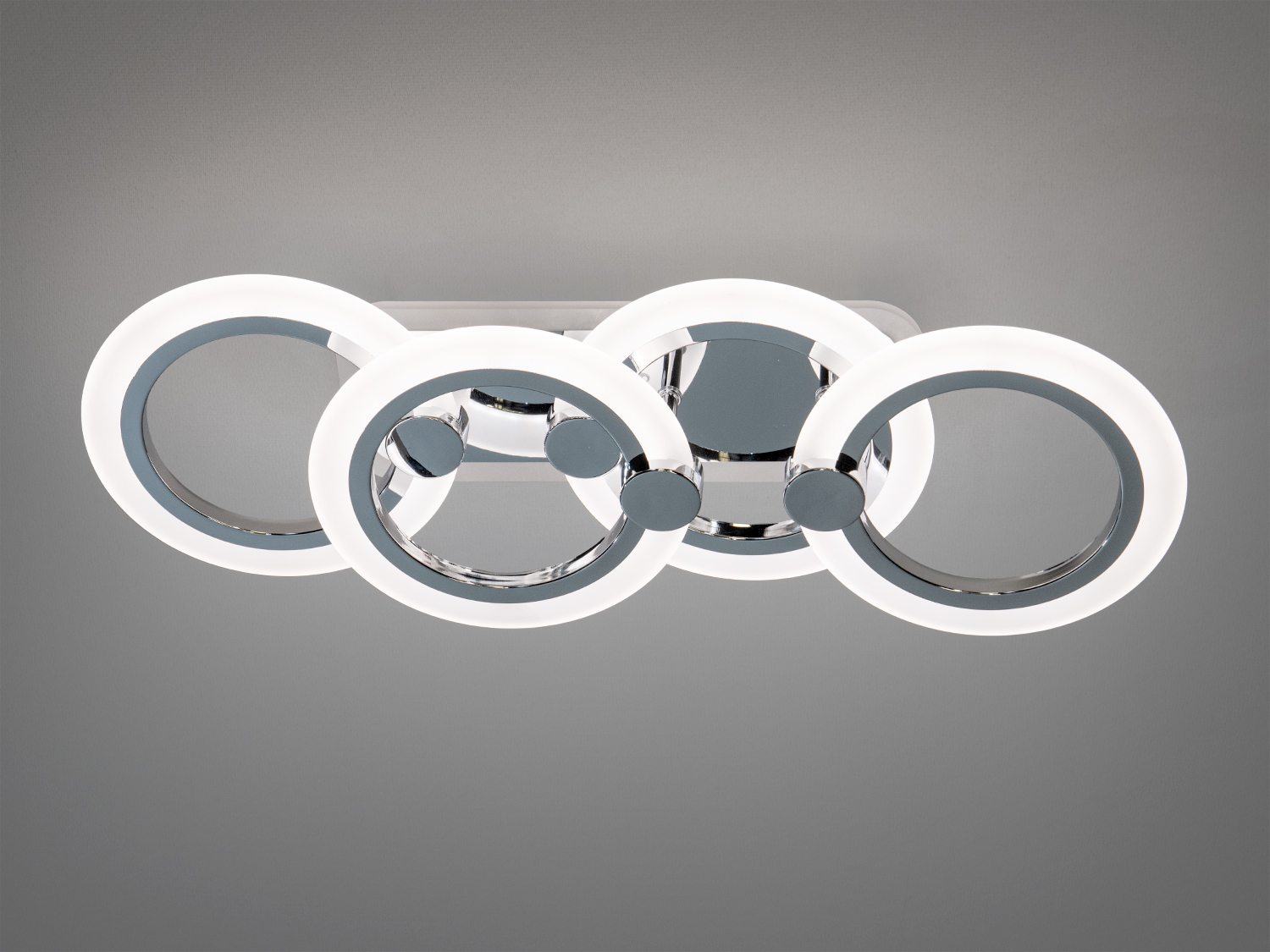 Стельовий світильник з чотирмама LED кільцями, що випромінюють нейтральне світло. Підходить для офісного середовища.