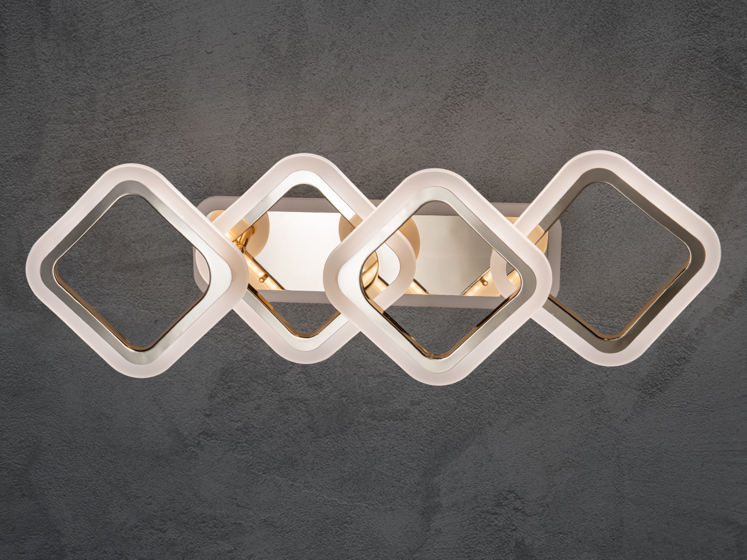 Світильник з квадратними плафонами, що підходить для монтажу на стелю. Ідеальний для освітлення вітальні або спальні.