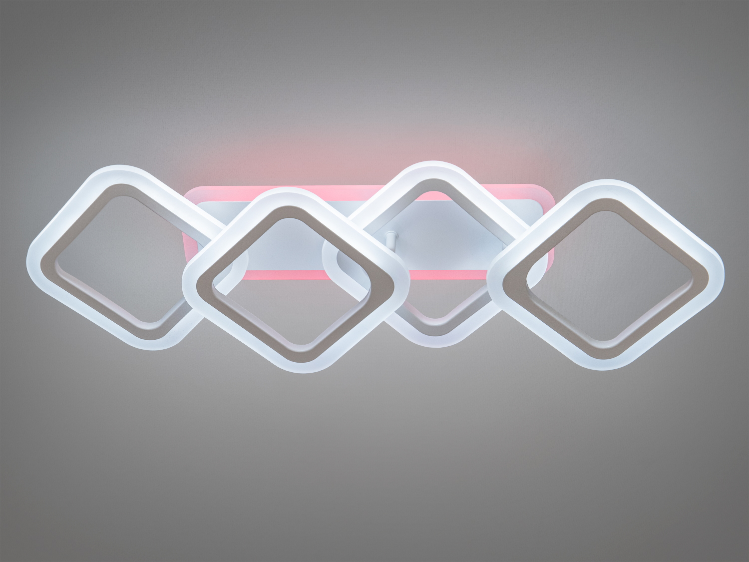 Настінний світильник з чотирма квадратними рамками, підсвіченими рожевим світлом, підходить для сучасного інтер’єру.