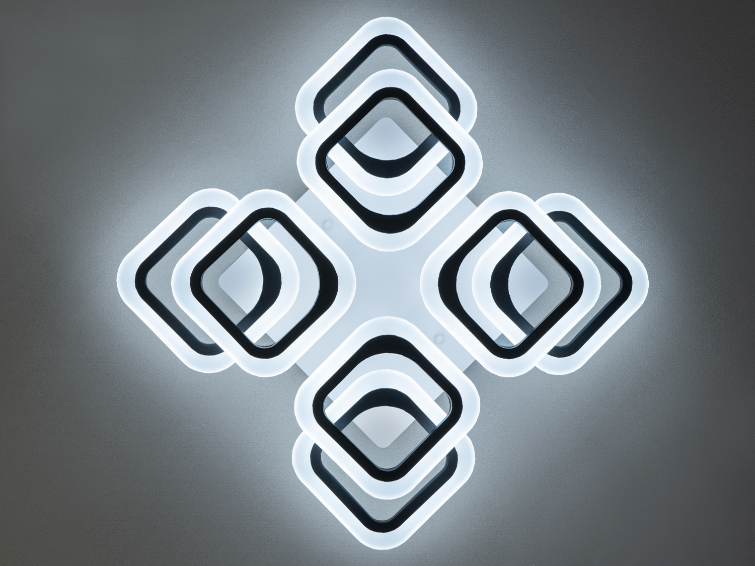 Світильник із квадратних модулів, що створюють м’яке біле світло. Ідеальний для сучасного інтер’єру, підходить для стельового монтажу.