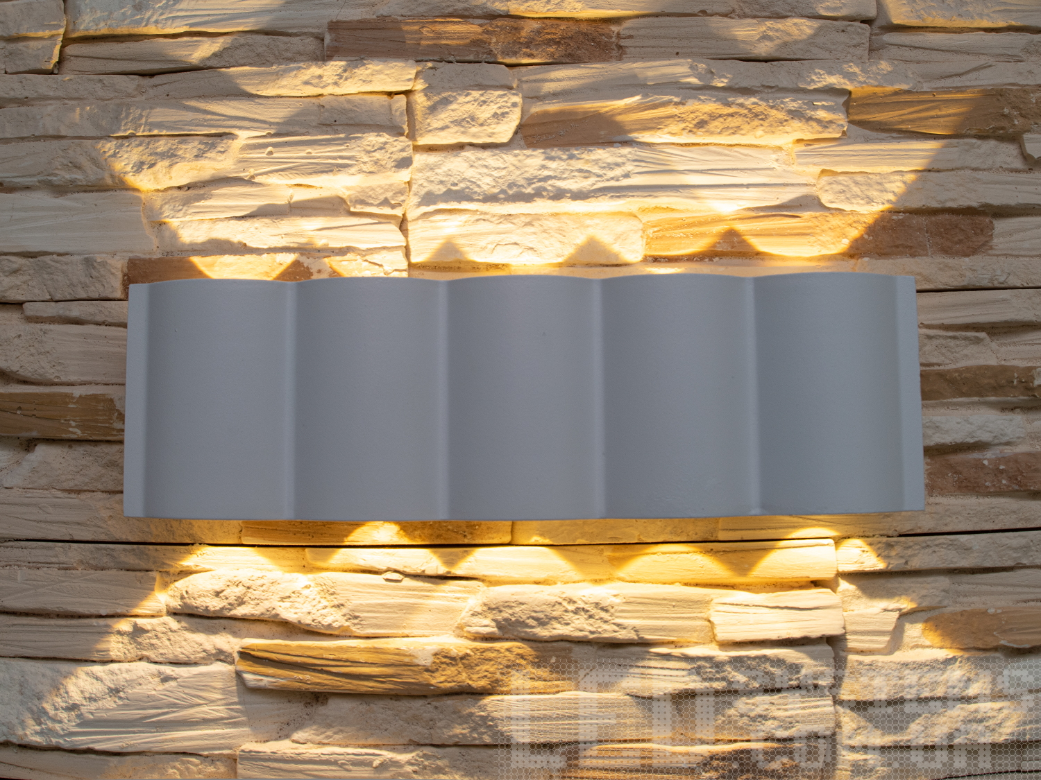 Фасадний світильник володіє малими розмірами та високою світловіддачею. Кут розкриття променя 60 °. Не виділяється на фасаді вдень, при цьому здатний повністю змінити вигляд будівлі вночі. На відміну від своїх попередників світлодіодні світильники для архітектурного підсвічування практично не виступають від стіни, а значить, світло практично повністю поширюється в площині стіни. Не потрапляє на віконні укоси, і, відповідно, не призводить до світлового забруднення приміщень усередині будівлі як звичайні вуличні ліхтарі.
Простір перед світильником м'яко освітлюється світлом, що відбивається від поверхні стіни. Такі світильники не створюють дискомфорту для очей у темну пору доби.

Також може бути використаний у приміщенні. У сучасному інтер'єрі такий світильник створить невимушене бічне освітлення і стане стильною заміною звичайних бра.