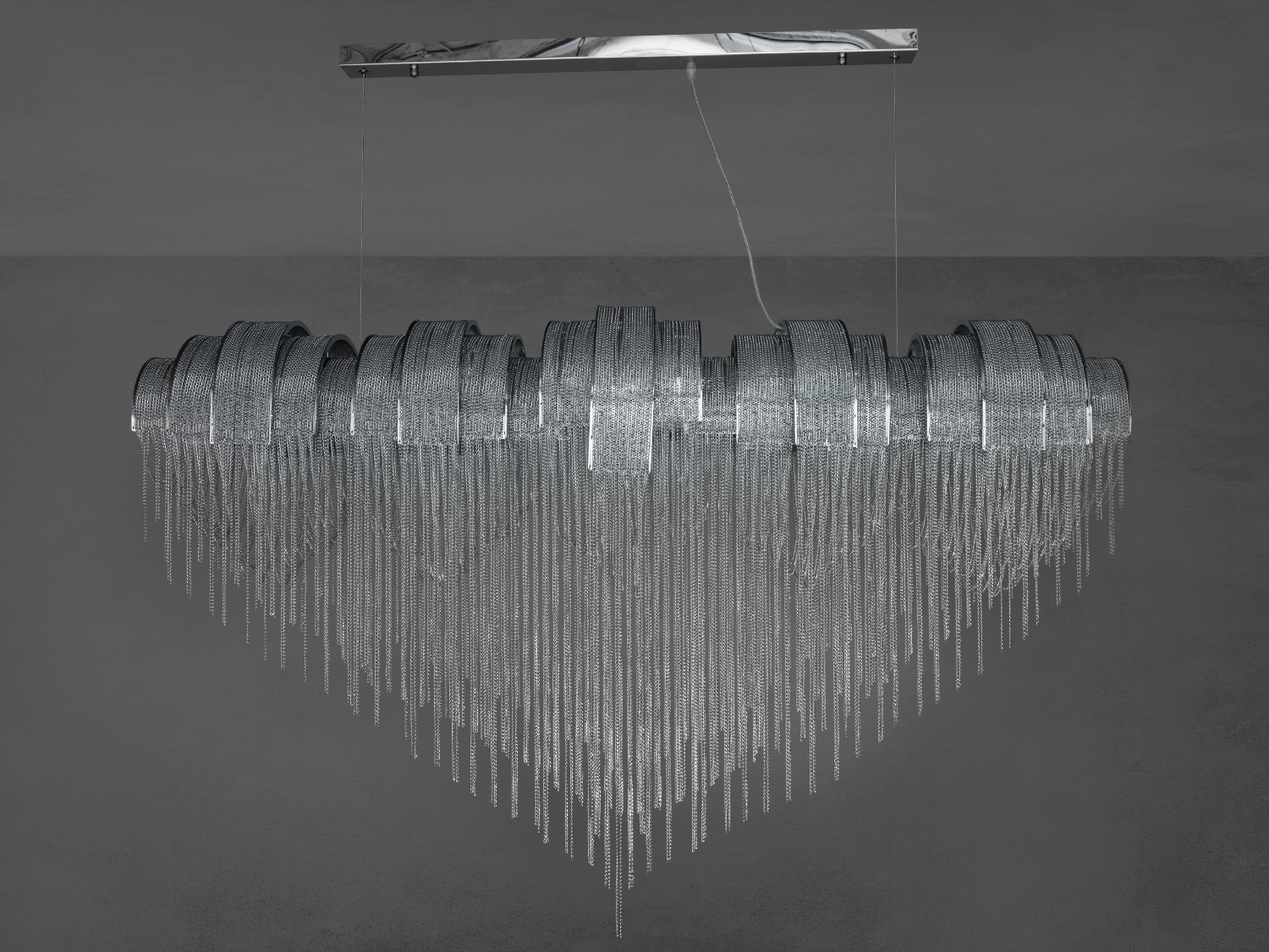 Продовгувата люстра додає розкоші та стилю у приміщення.