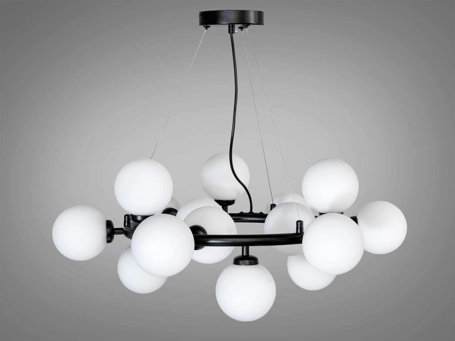 Підвісна люстра з білими кулястими плафонами на чорному каркасі, з регульованою висотою. Ідеальна для вітальні.