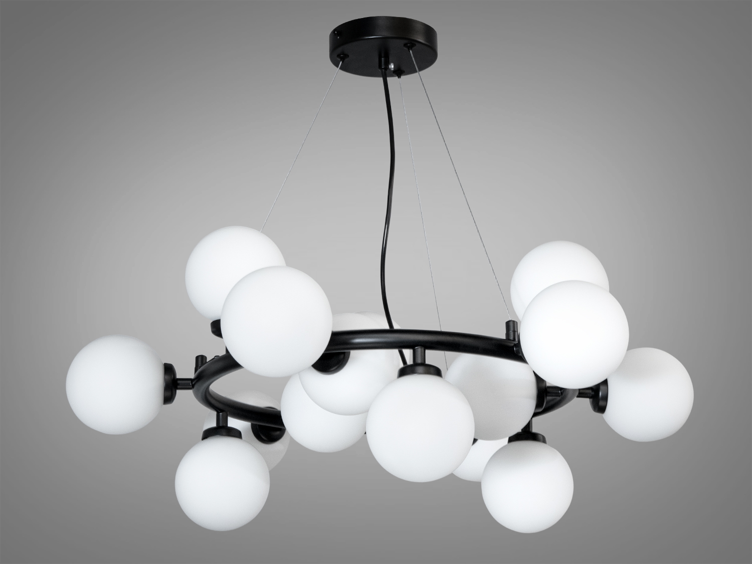 Люстра з білими кулястими плафонами на чорному каркасі, підвісна, з акцентом на геометрію. Підходить для просторих приміщень.